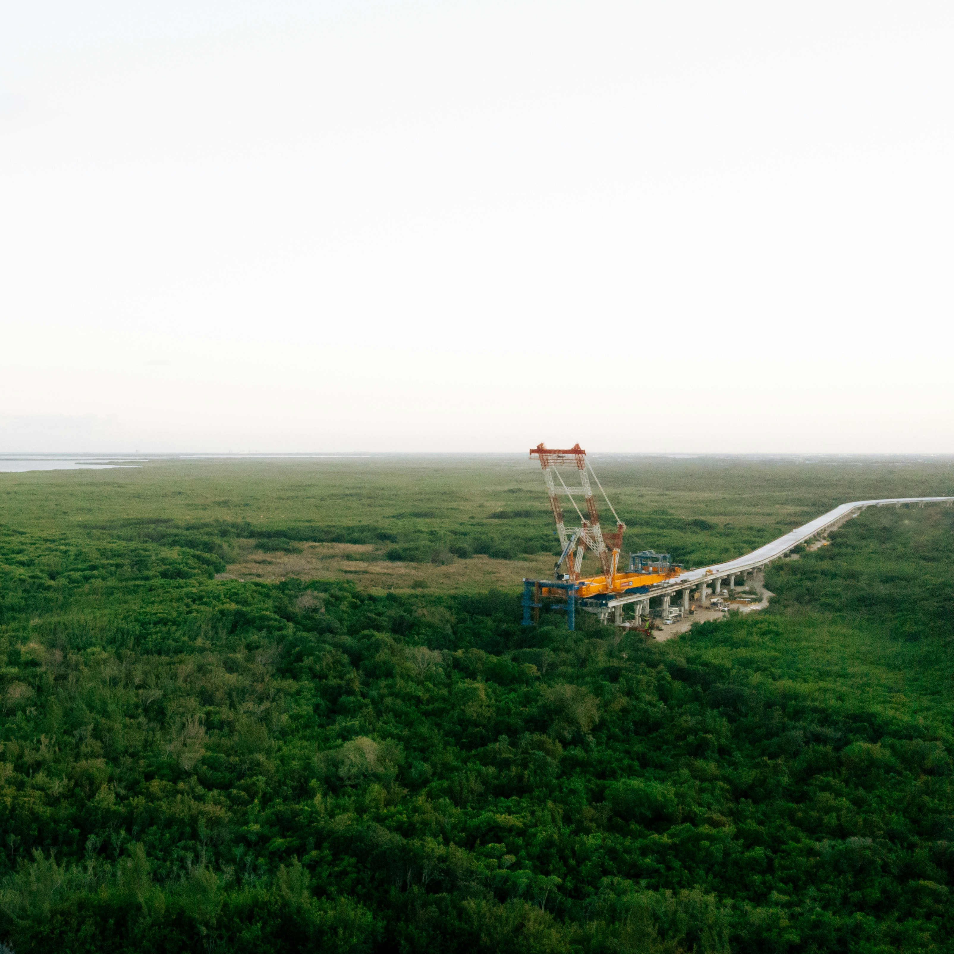 Una plataforma petrolífera en medio de un campo verde