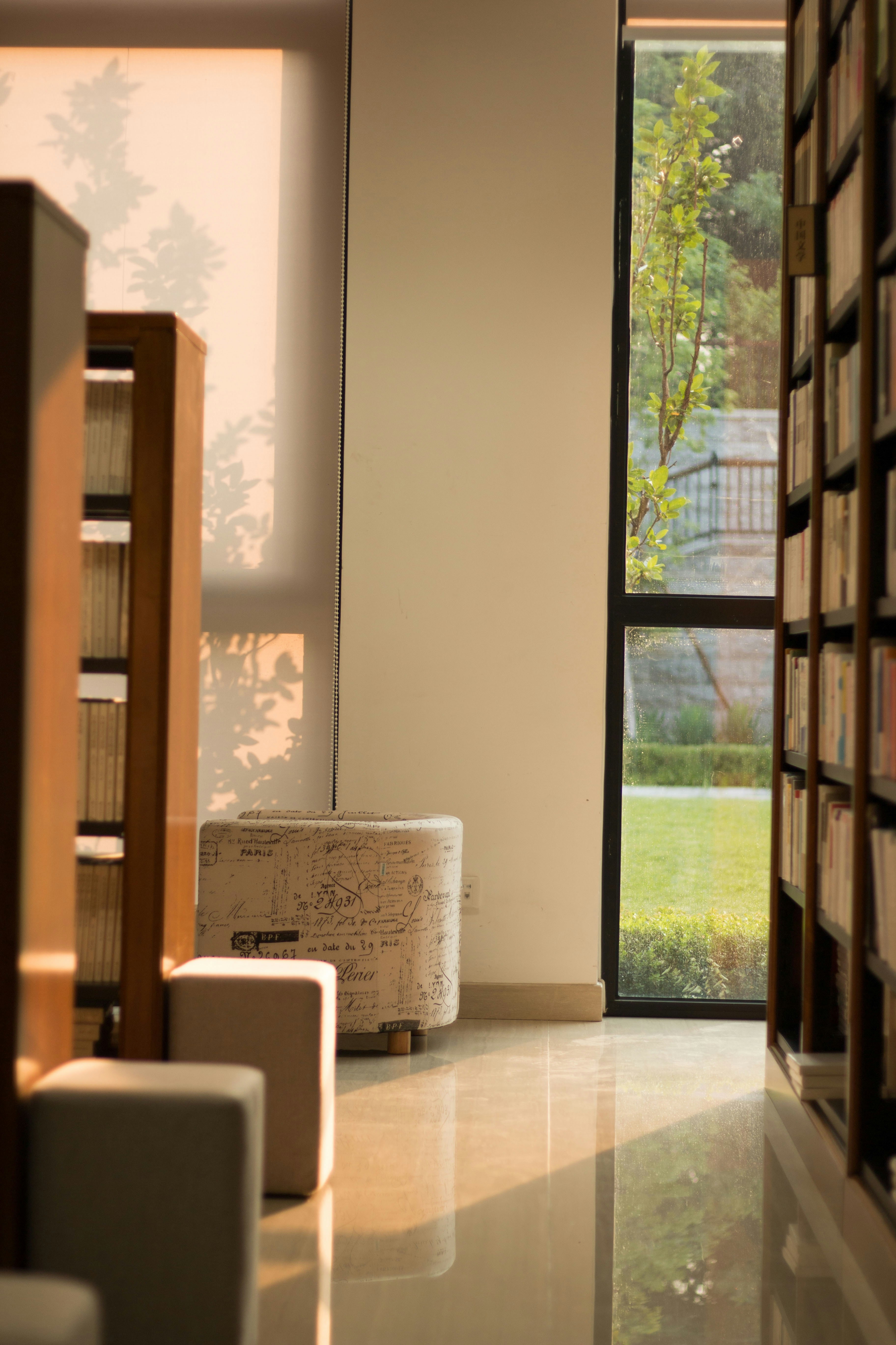una stanza con una libreria e una finestra