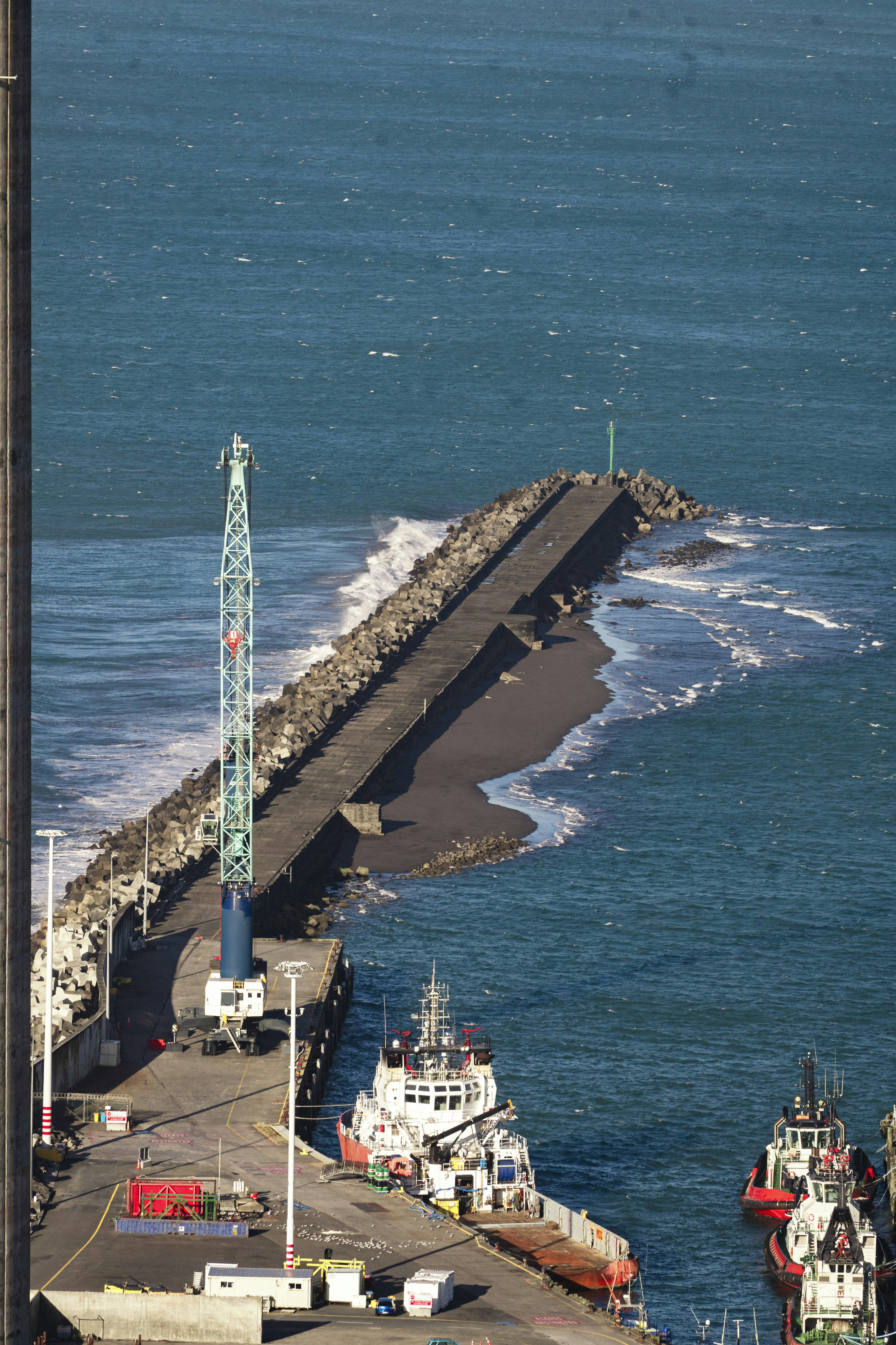 un muelle con una gran masa de agua al lado
