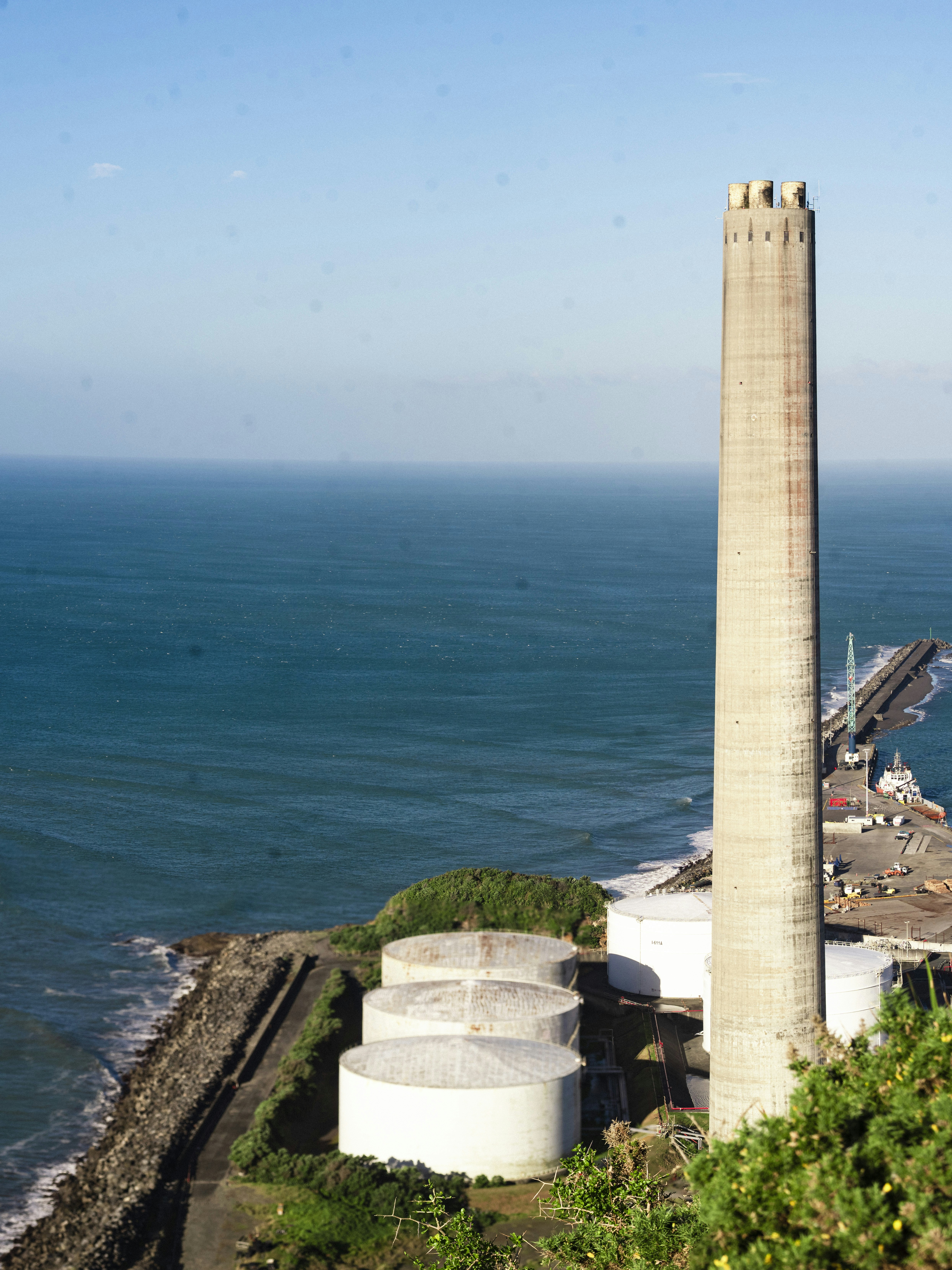 una torre alta junto a un cuerpo de agua