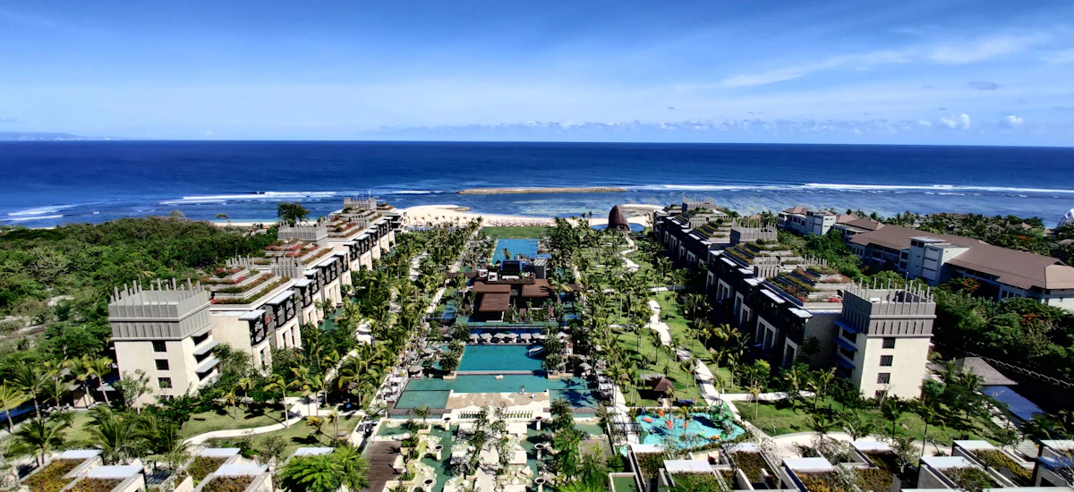 Vista aérea de un resort junto al océano en Bali