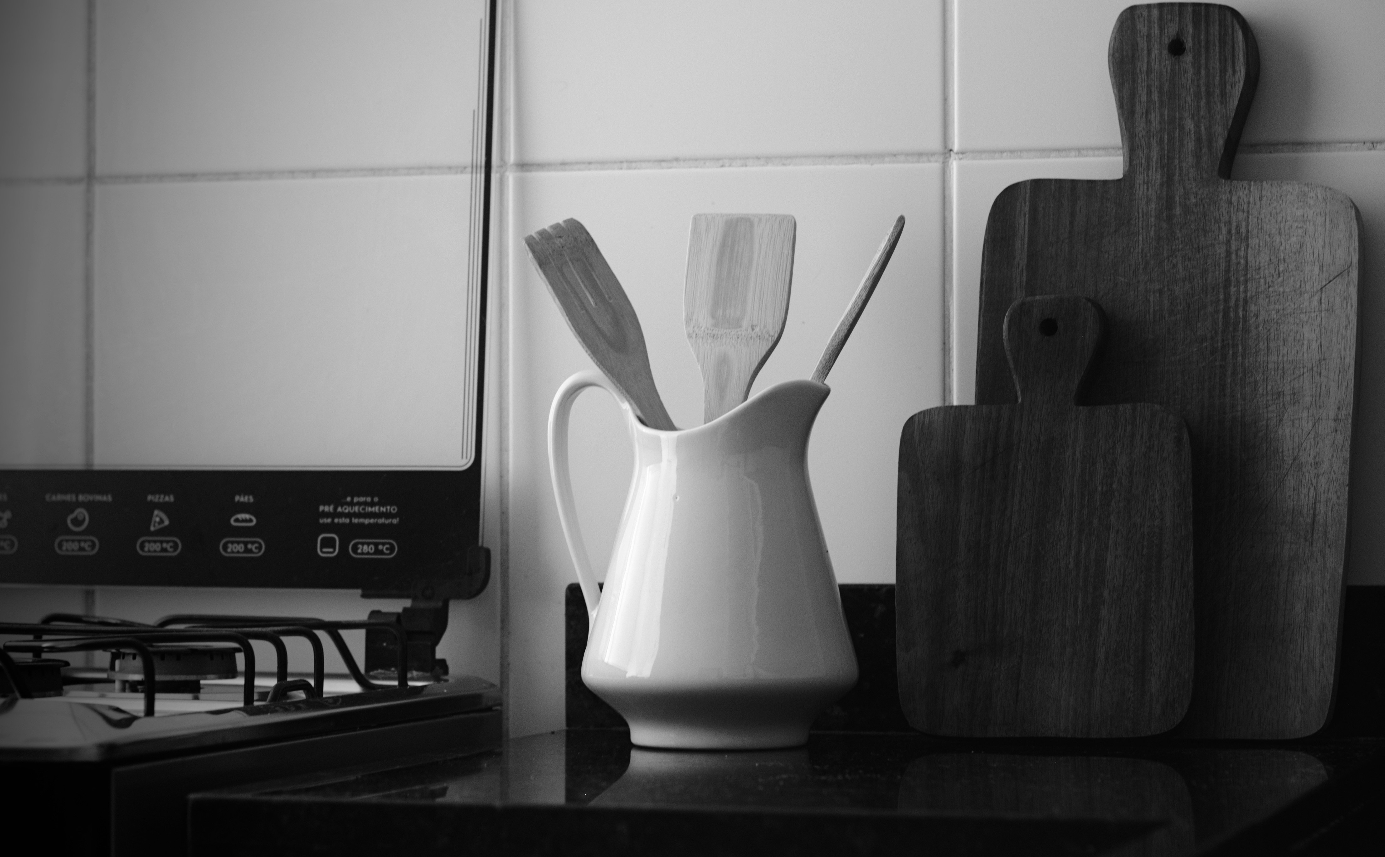 uma foto em preto e branco de utensílios de cozinha