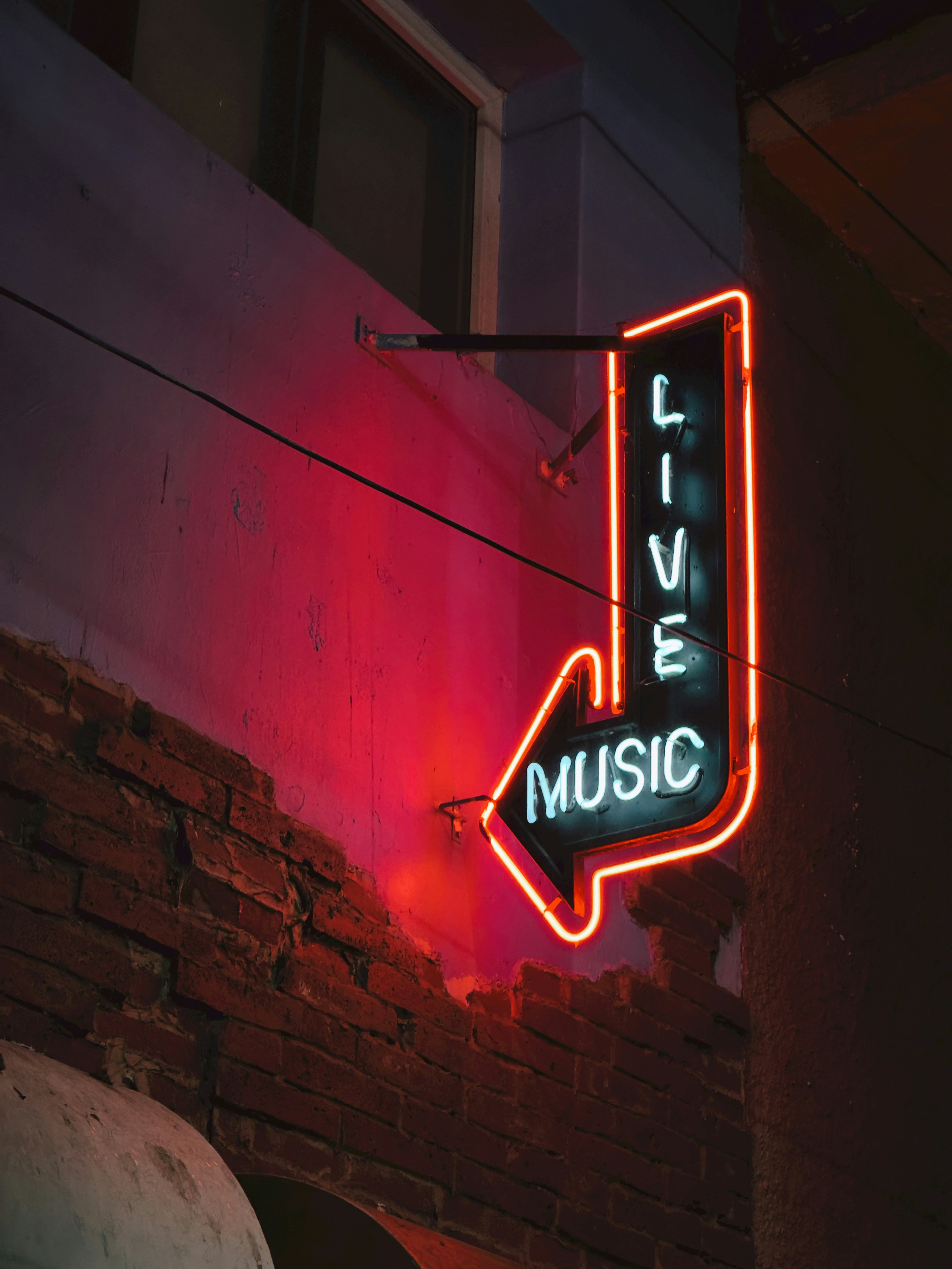 a neon sign that says live music on it