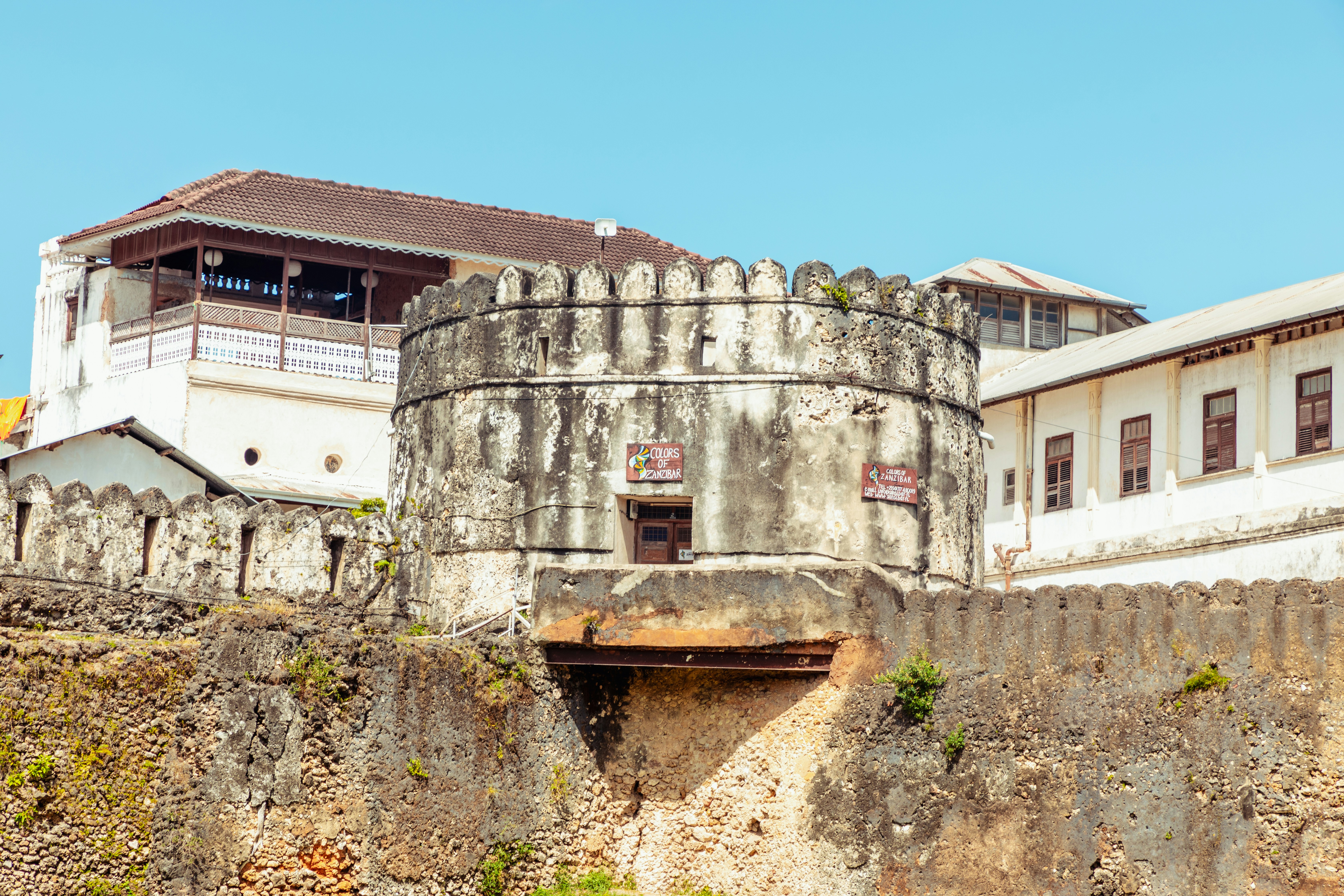 un vieux bâtiment surmonté d’une tour