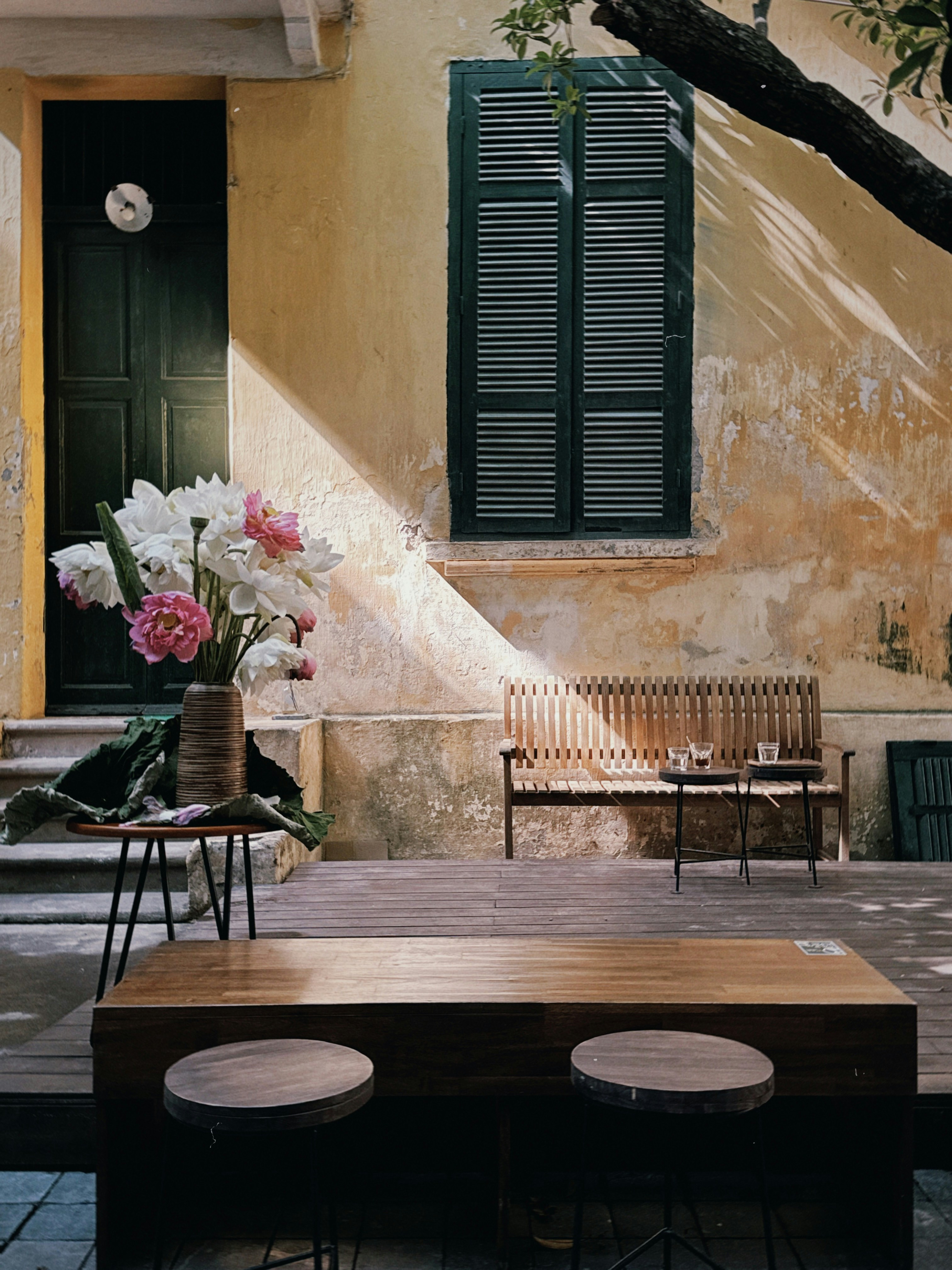 建物の前に置かれた木製のテーブル