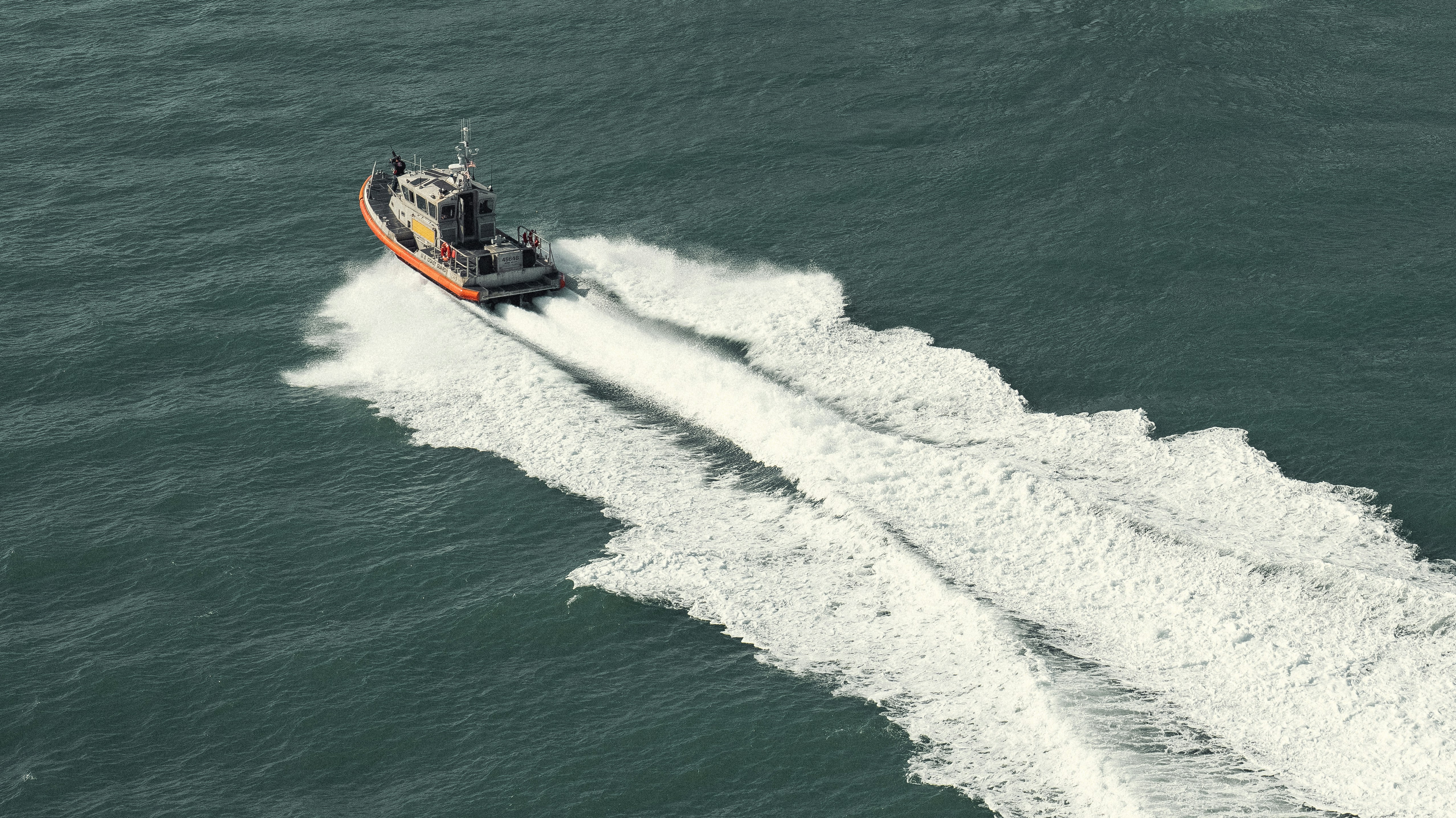 Perbandingan Fast Boat Bali dan Kapal Ferry: Mana yang Terbaik?