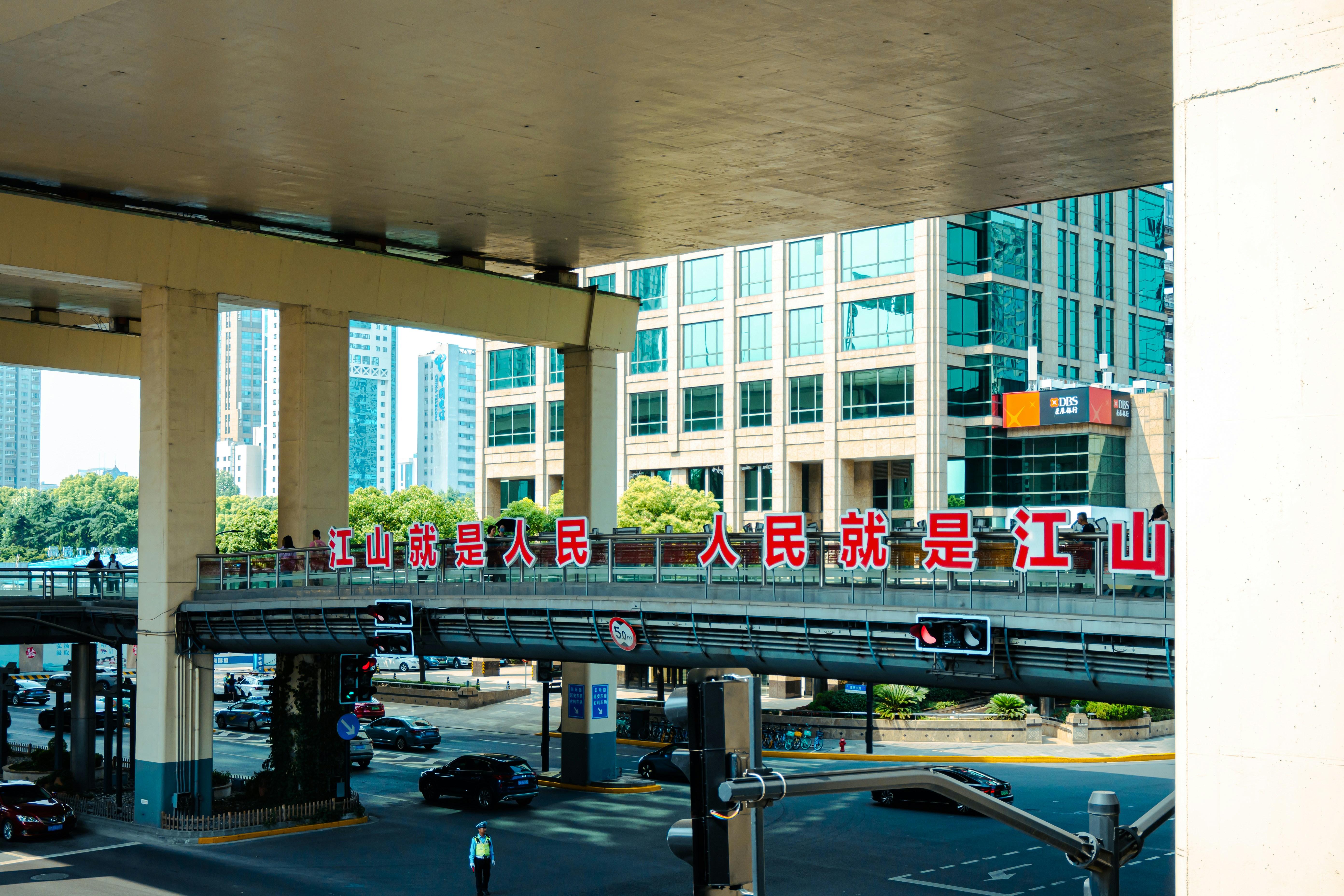 중국어가 쓰여진 바쁜 도시 거리의 다리