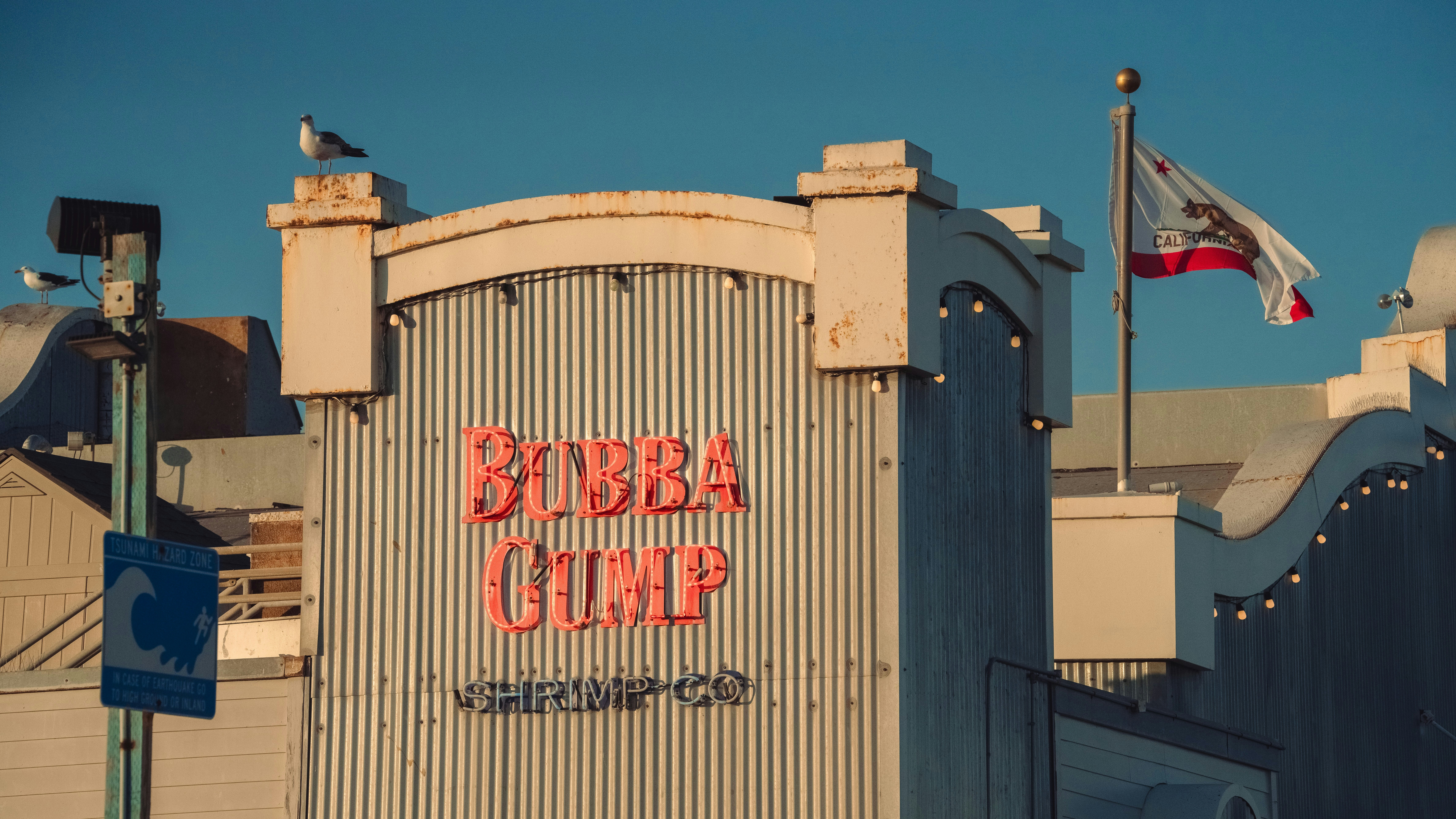 a sign on the side of a building that says bubbaba gump