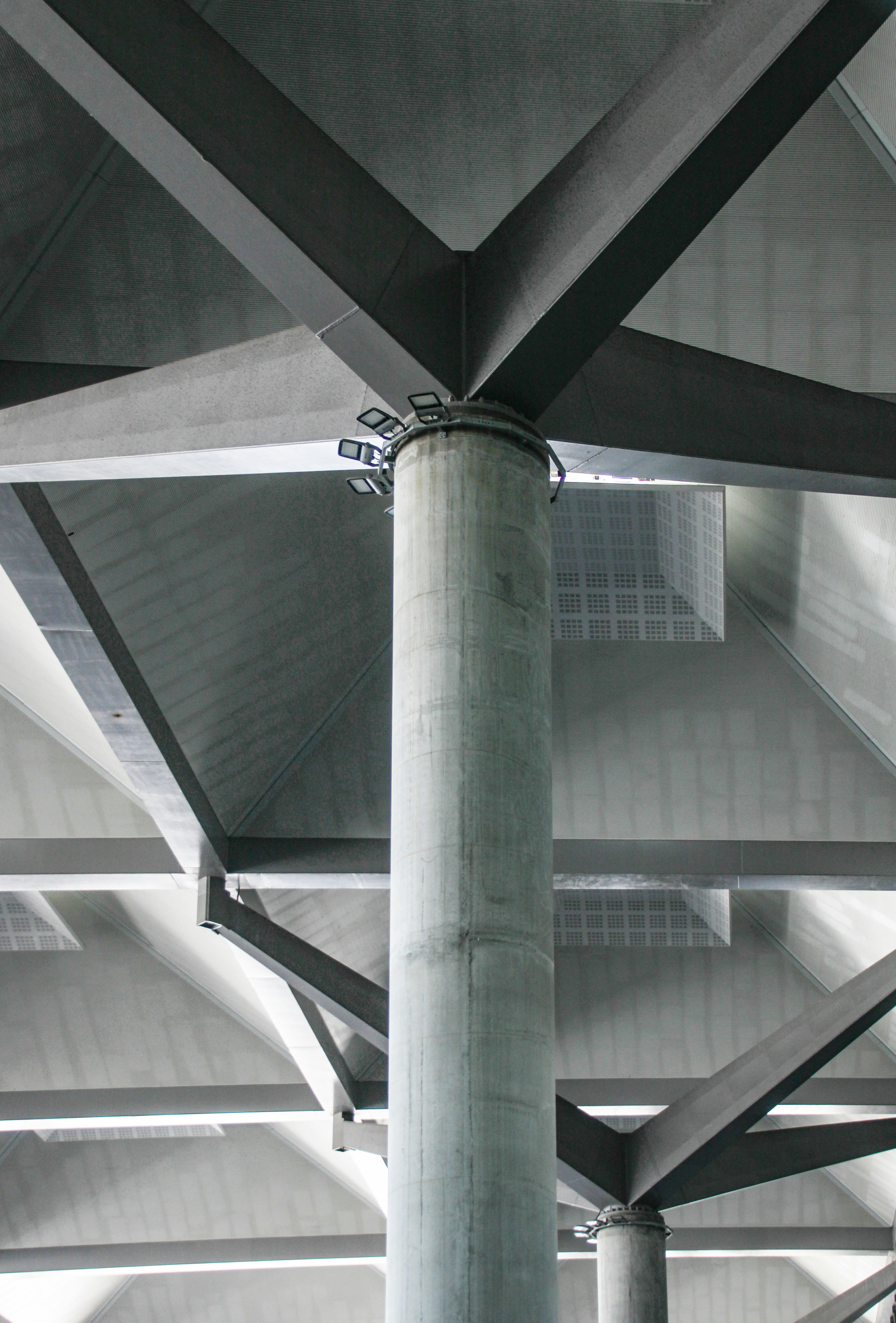 un poste con un letrero de la calle pegado a él