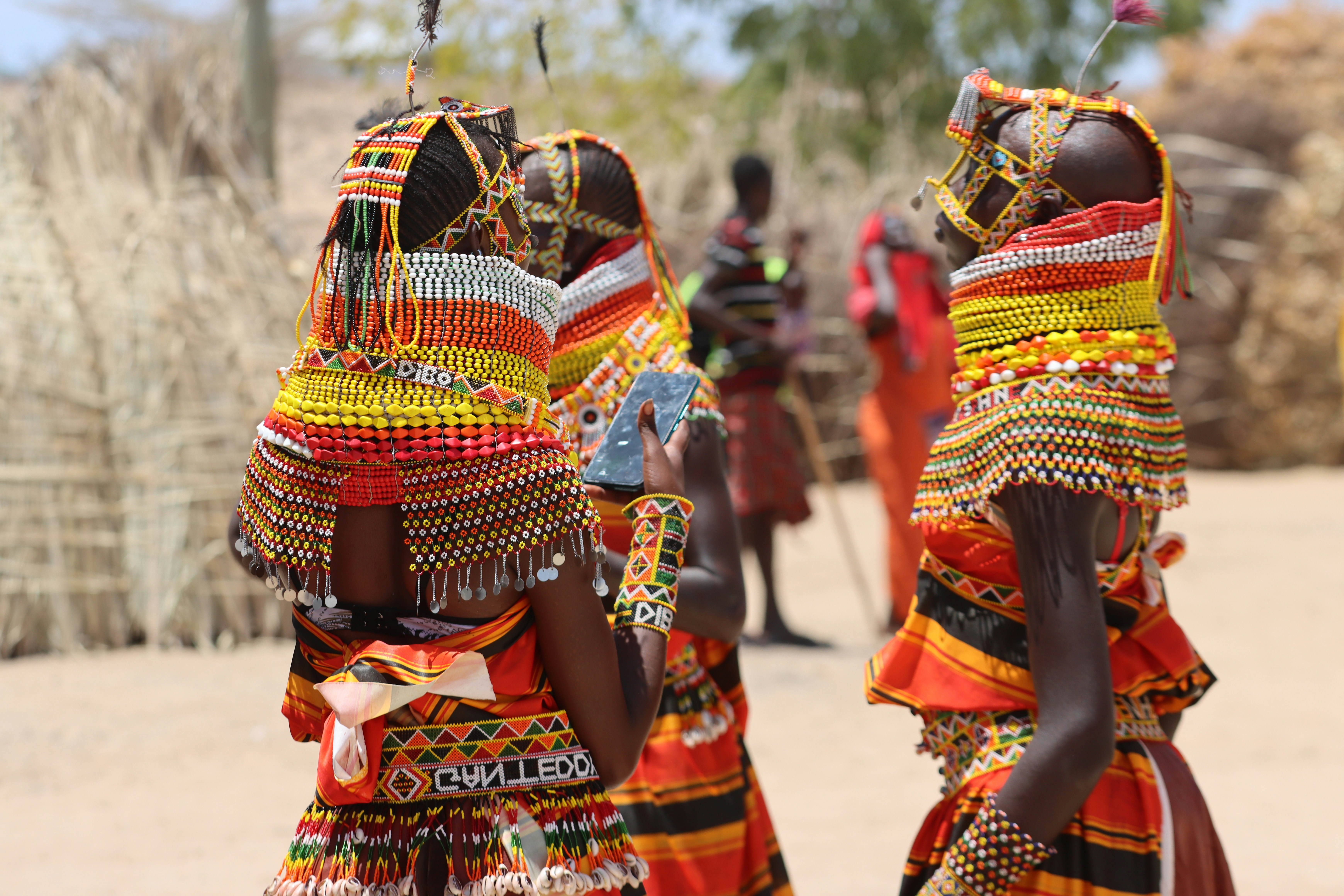des Massaïs  d'afrique en tenue traditionnelle dans leur village.