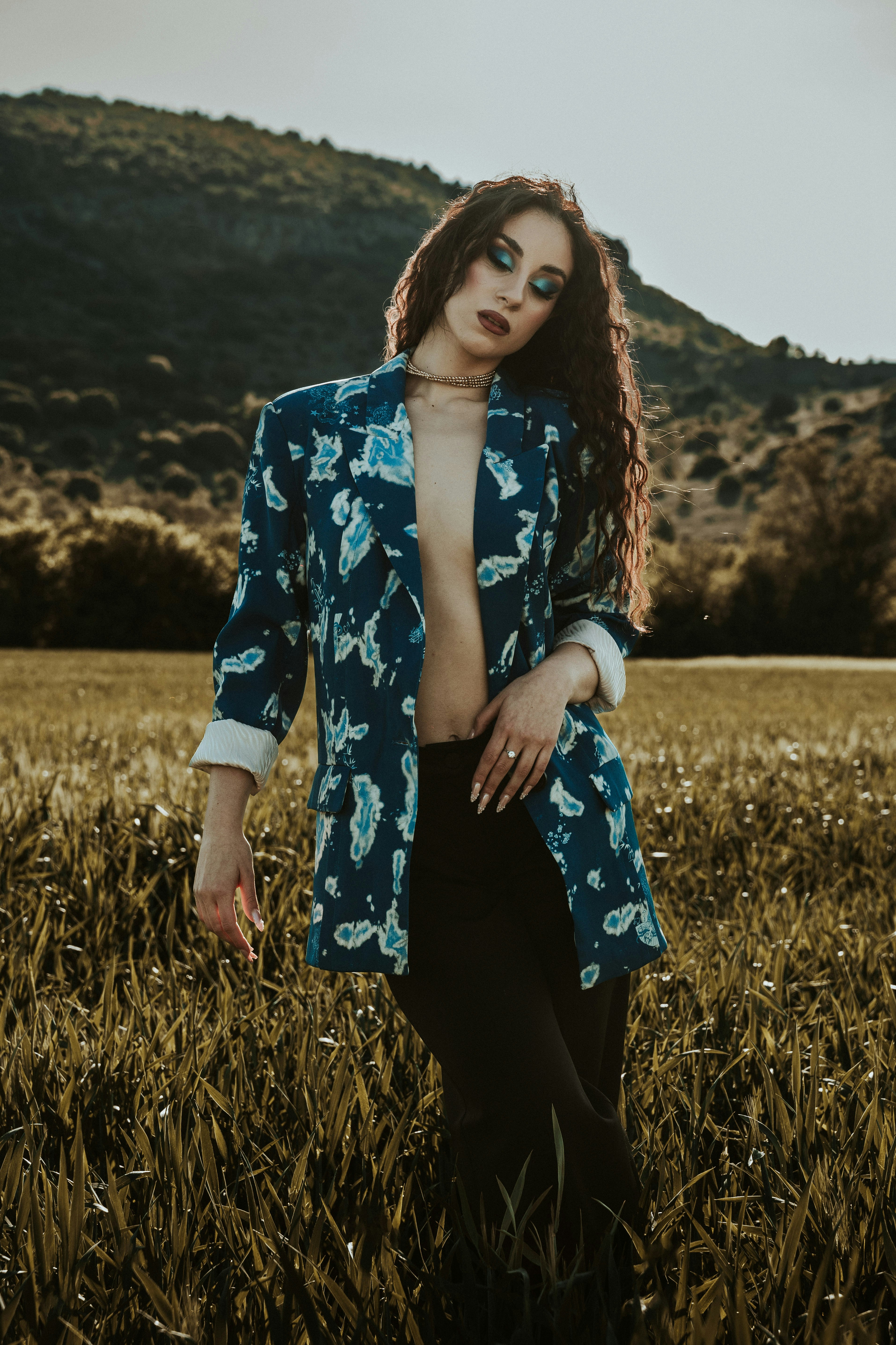 une femme debout dans un champ d’herbes hautes