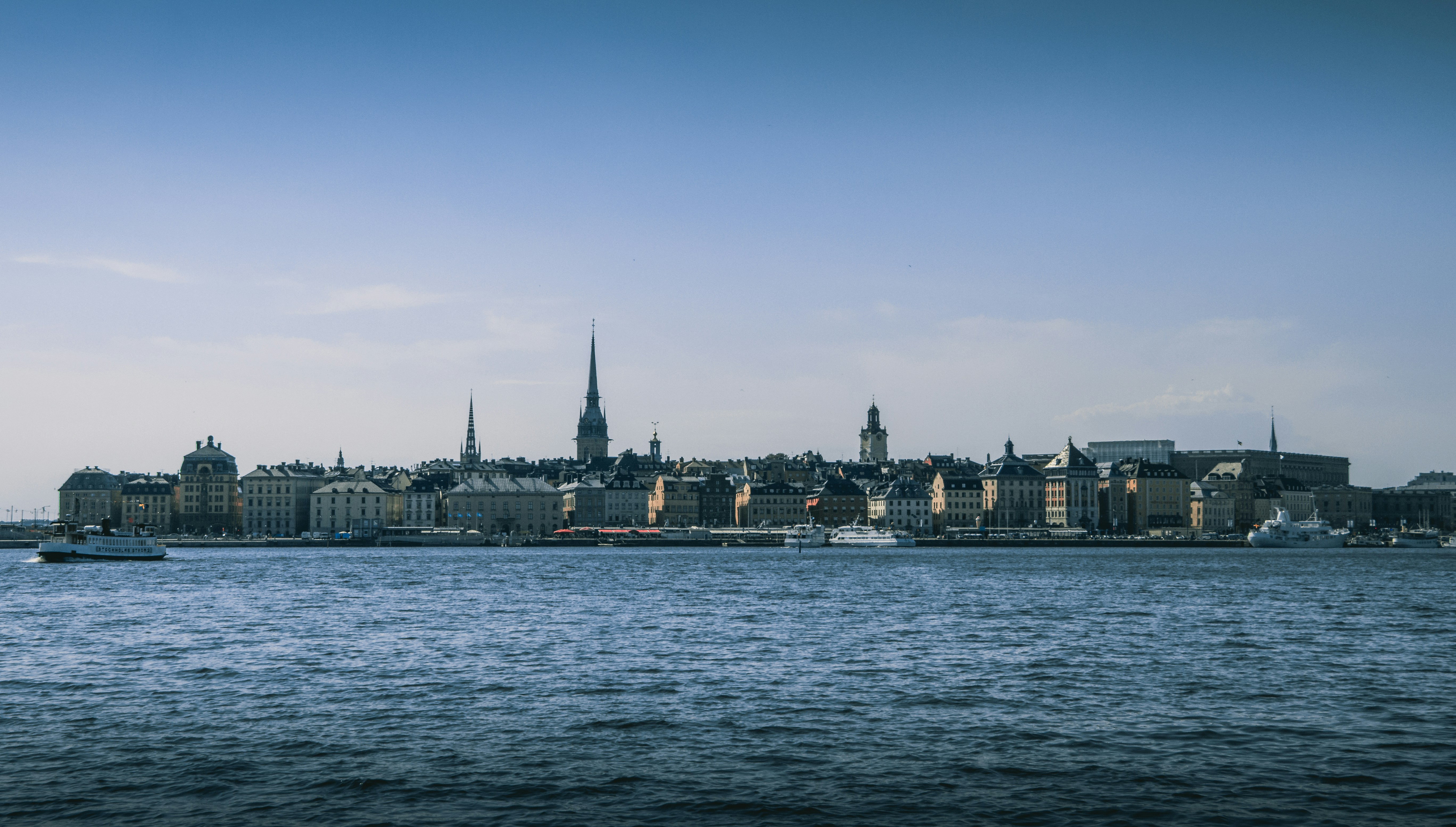 ein großes Gewässer mit einer Stadt im Hintergrund