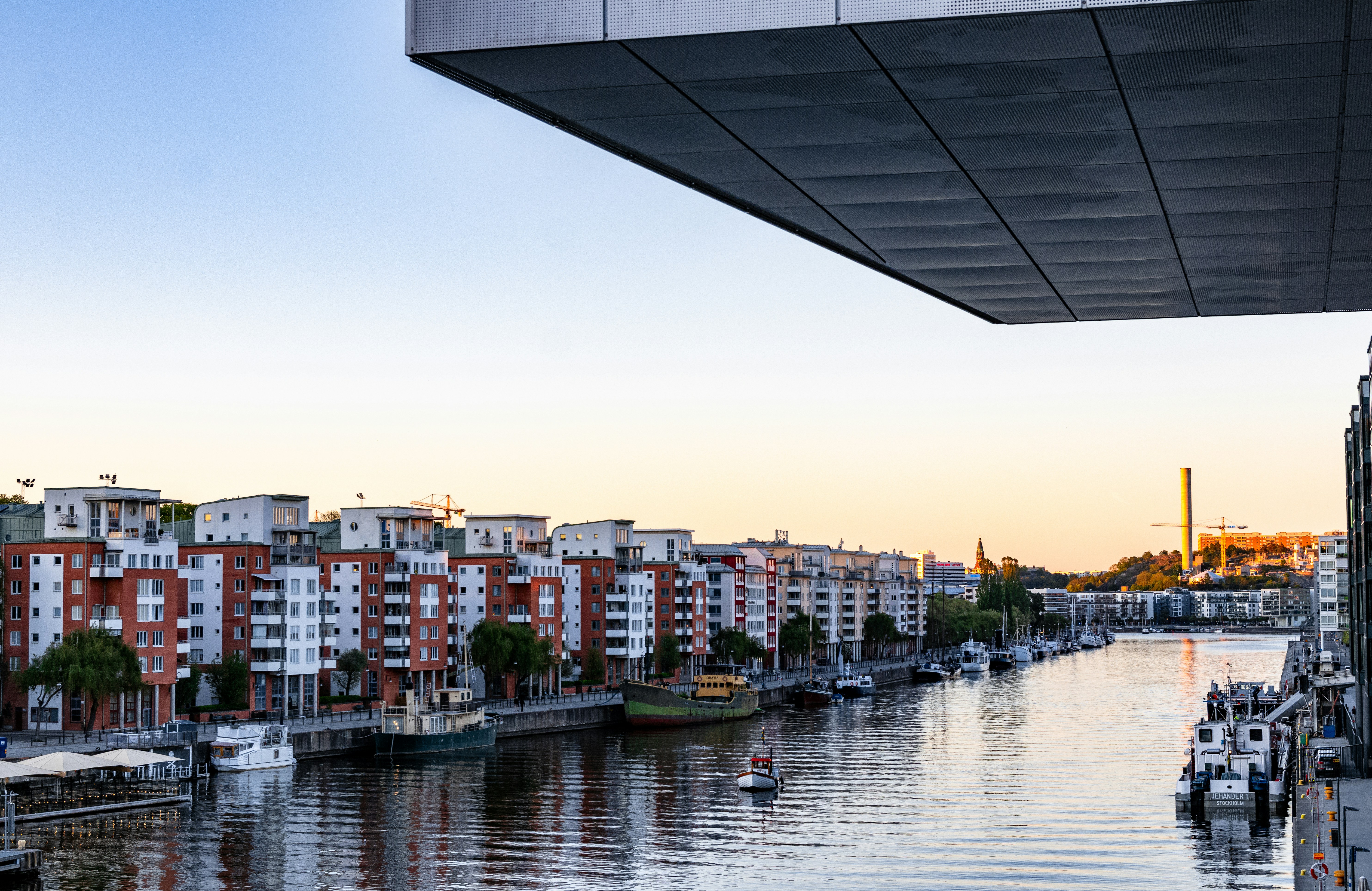 ein Fluss, der neben hohen Gebäuden durch eine Stadt fließt