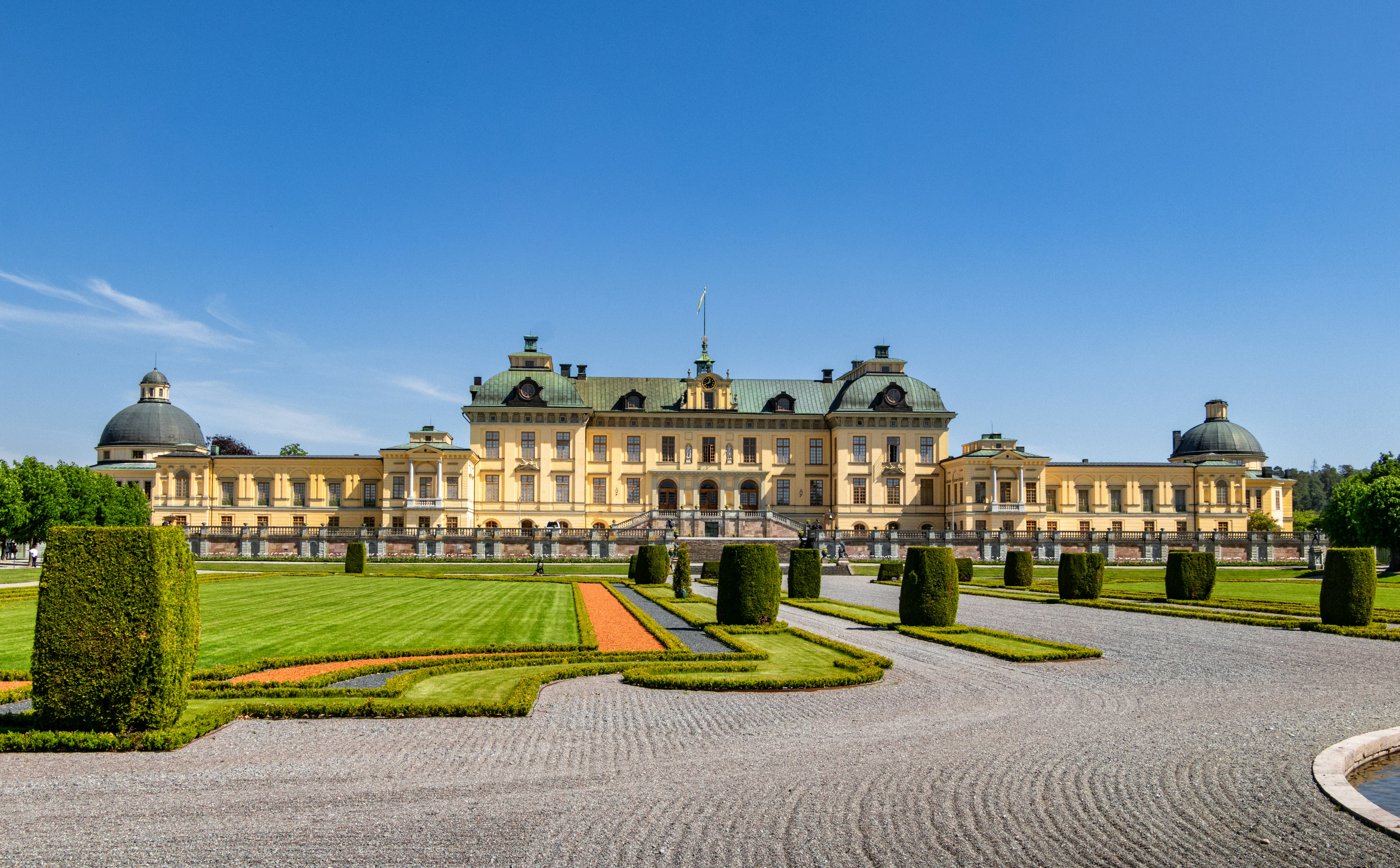 ein großes Gebäude mit vielen Bäumen davor