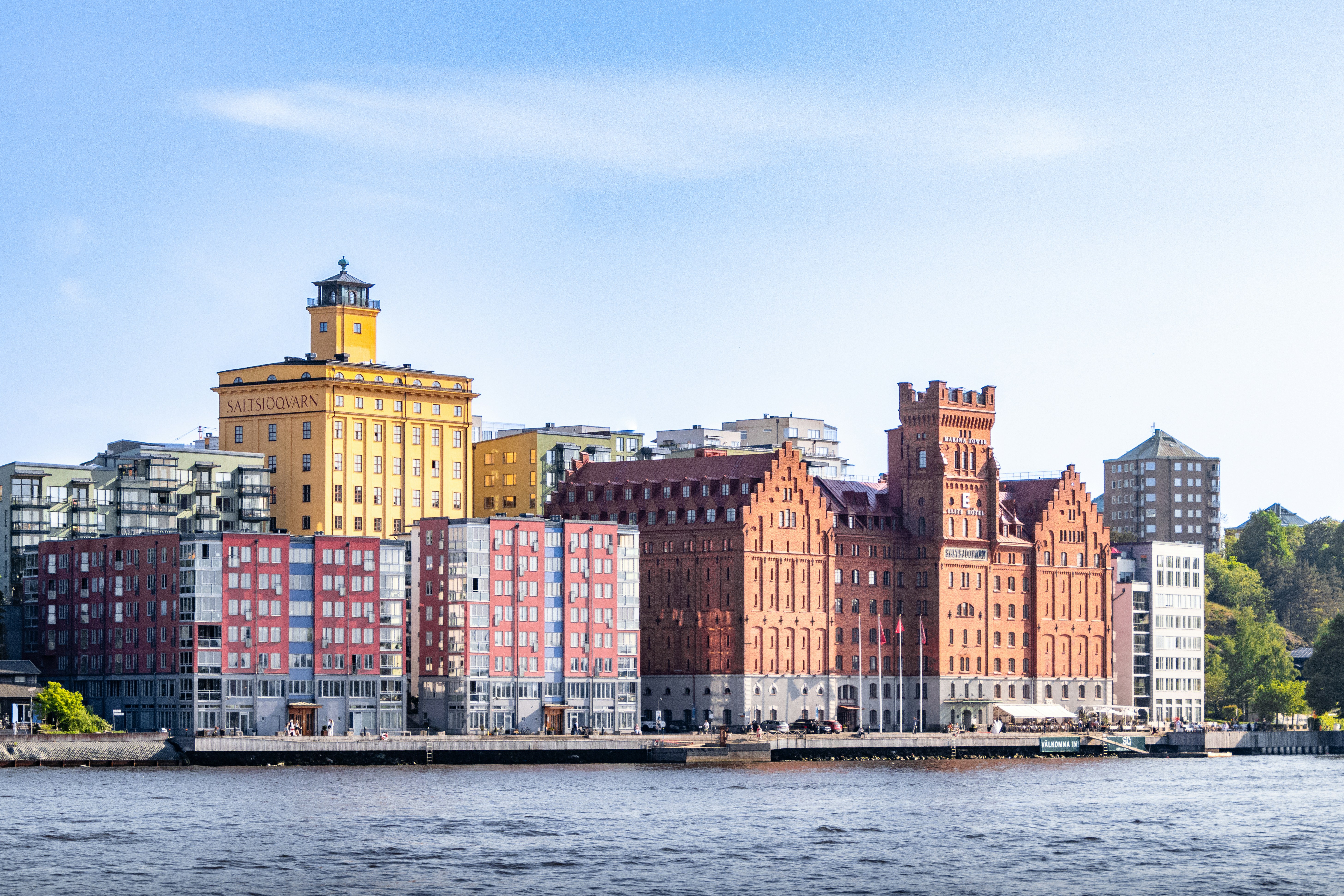 ein großes Gewässer mit Gebäuden im Hintergrund