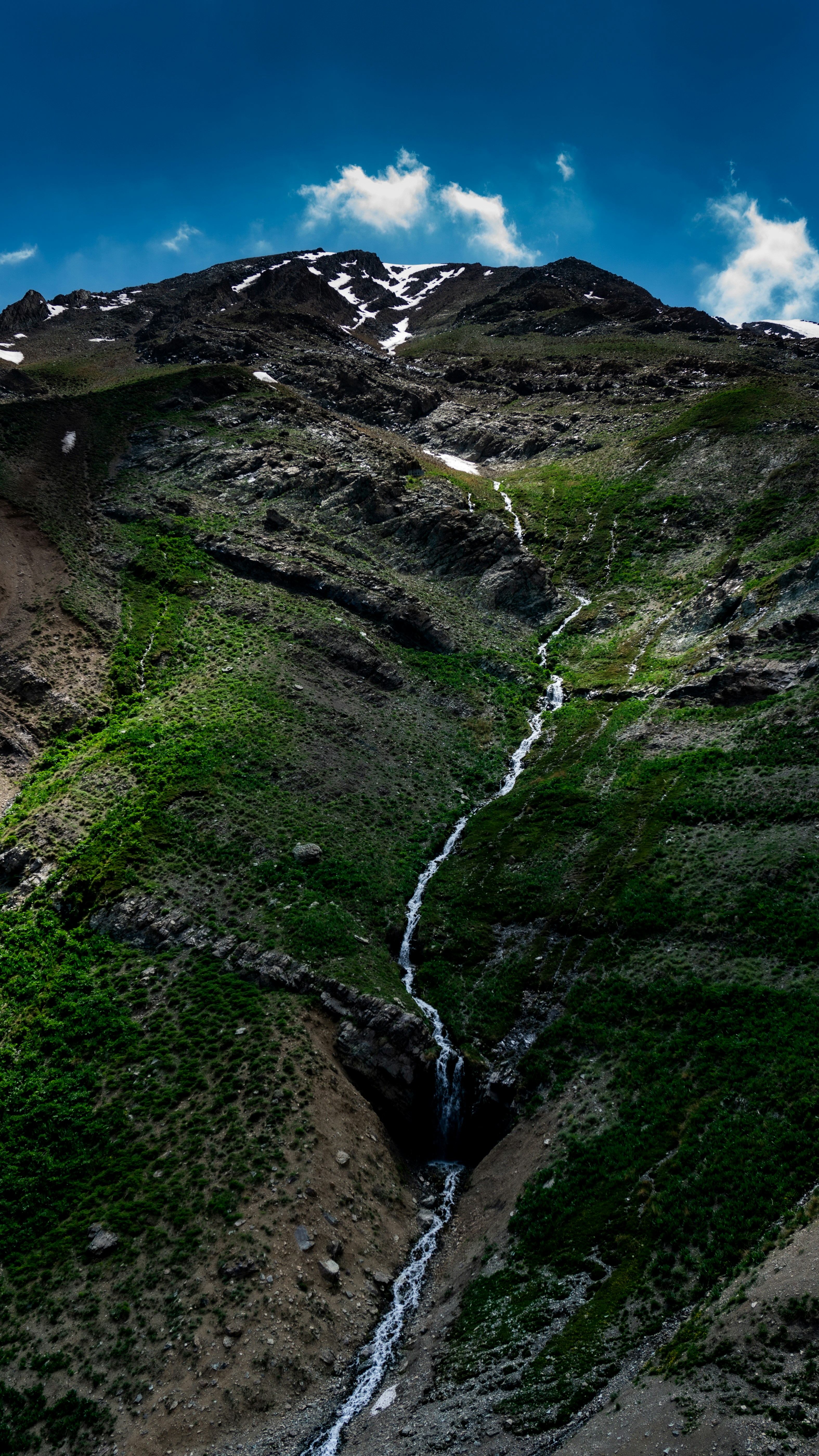 una montaña con un arroyo que la atraviesa