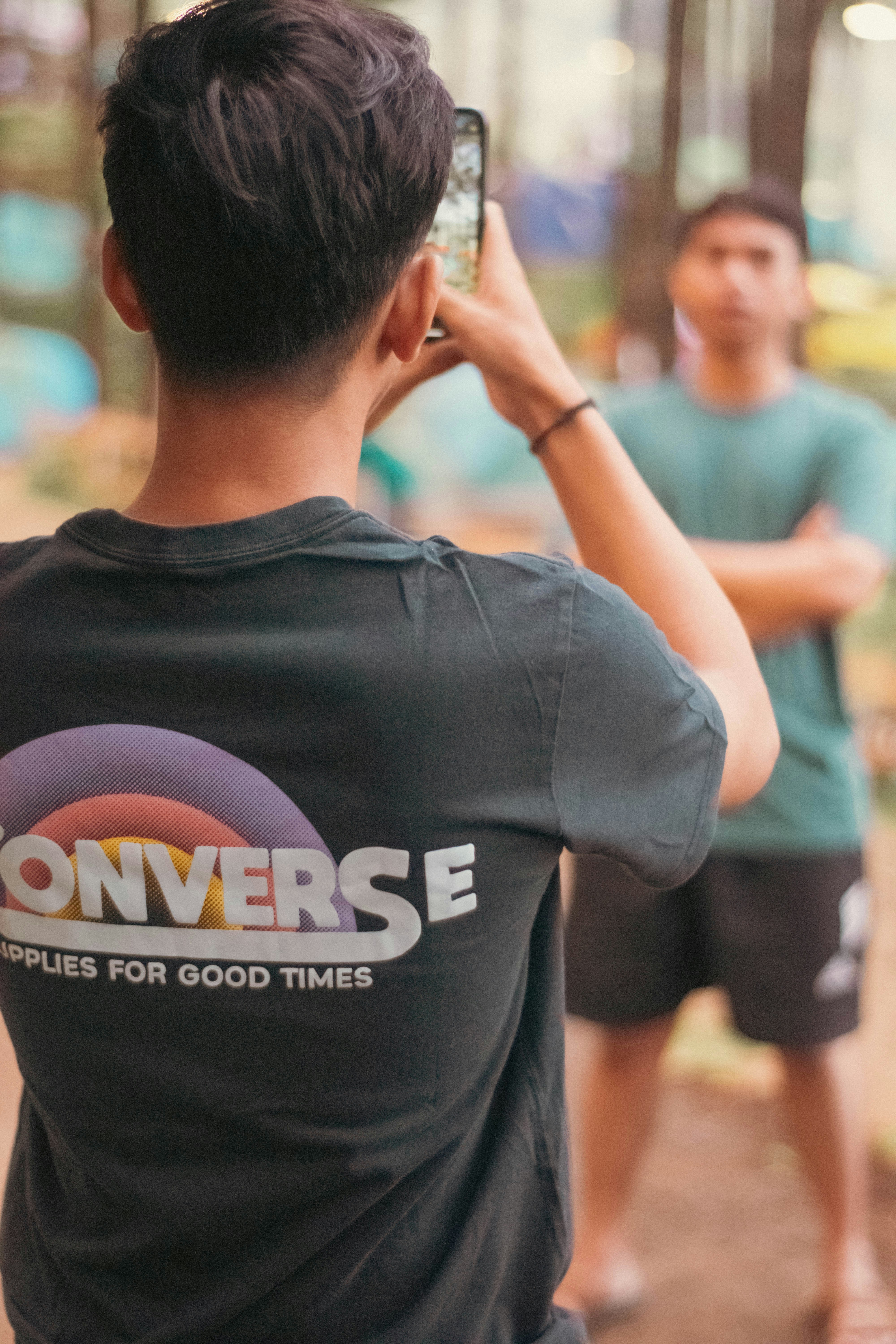 en mand der tager billede af en anden mand med mobiltelefon