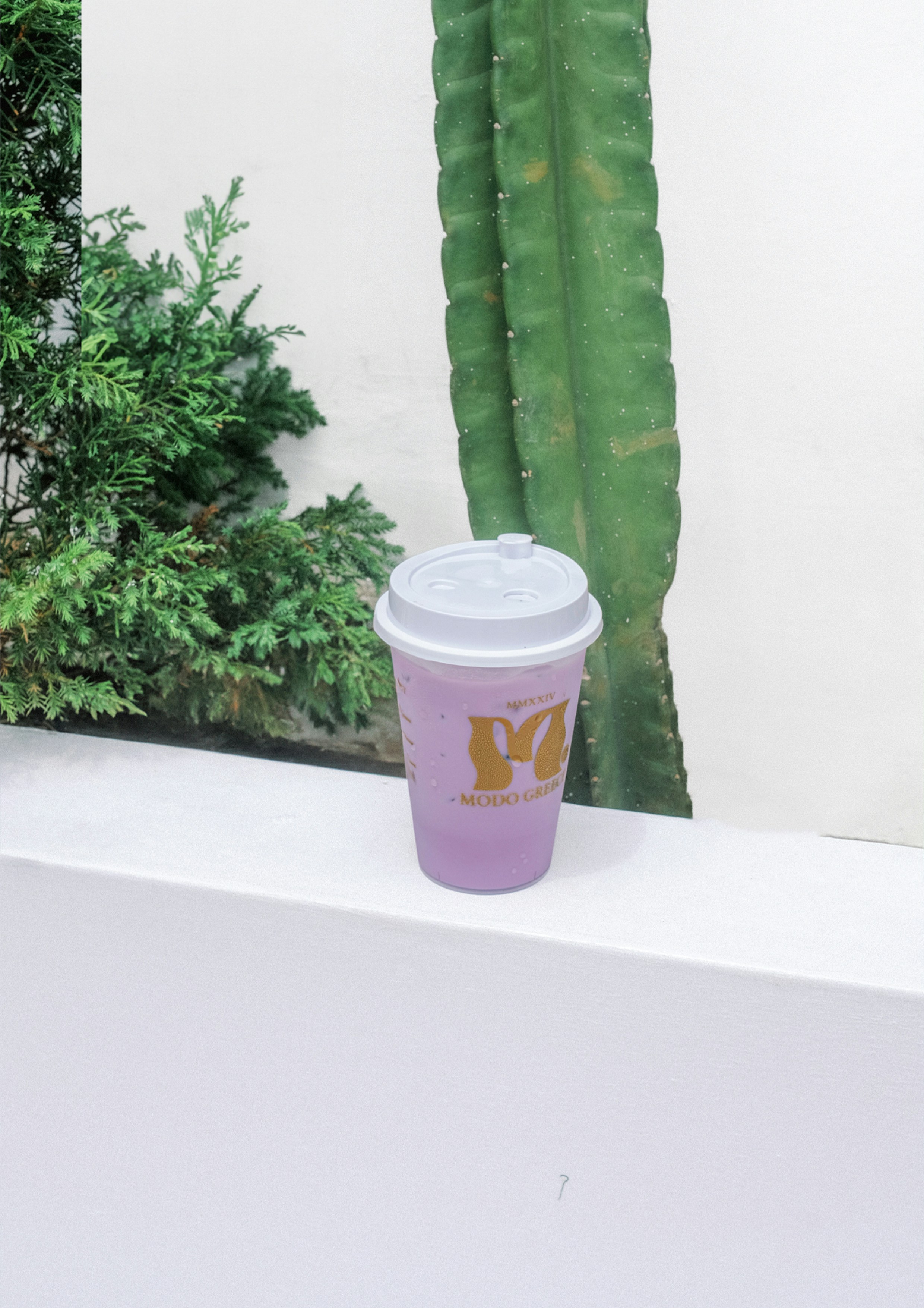 窓枠の上に置かれたコーヒー