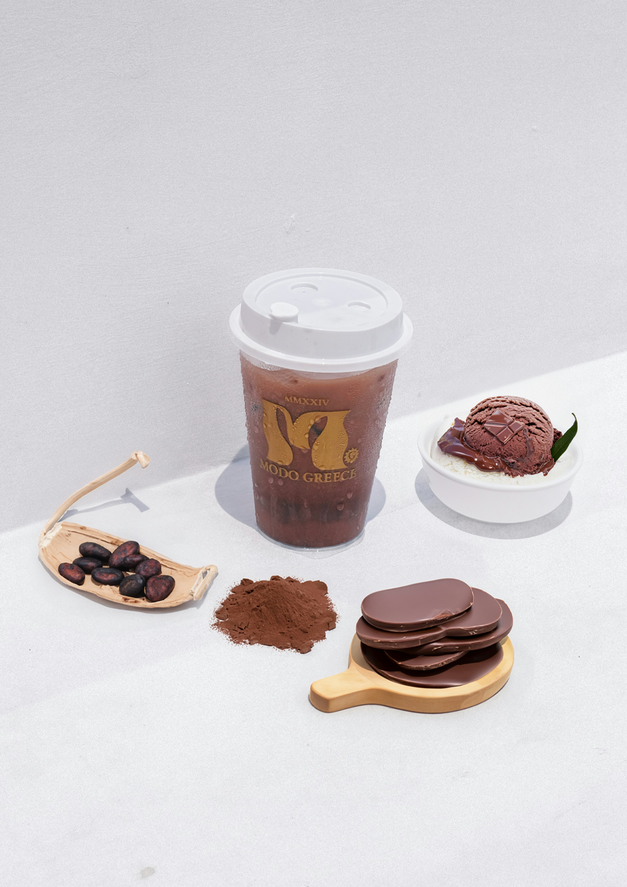 テーブルの上にはコーヒーとクッキーが置かれている