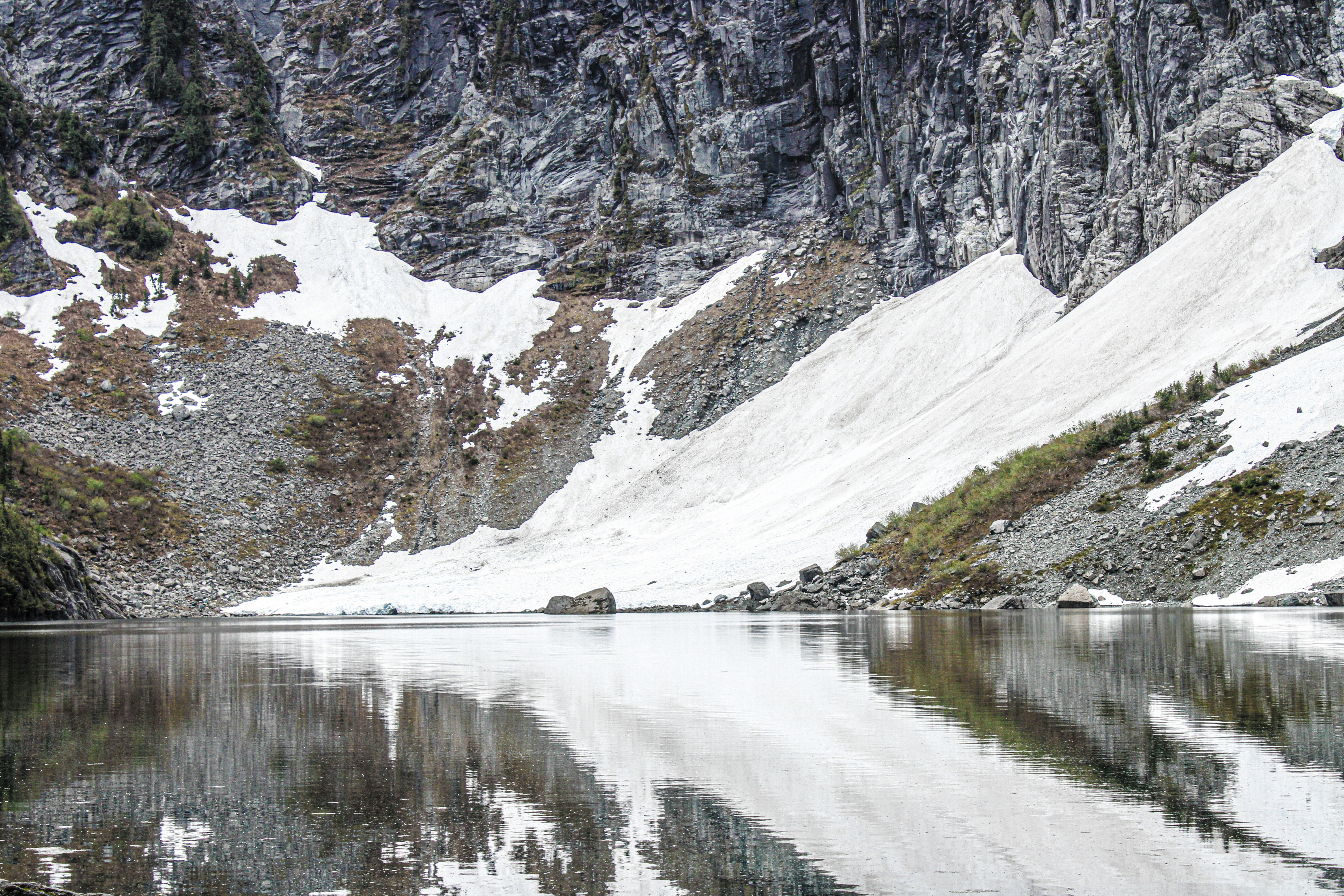 雪山に囲まれた山湖