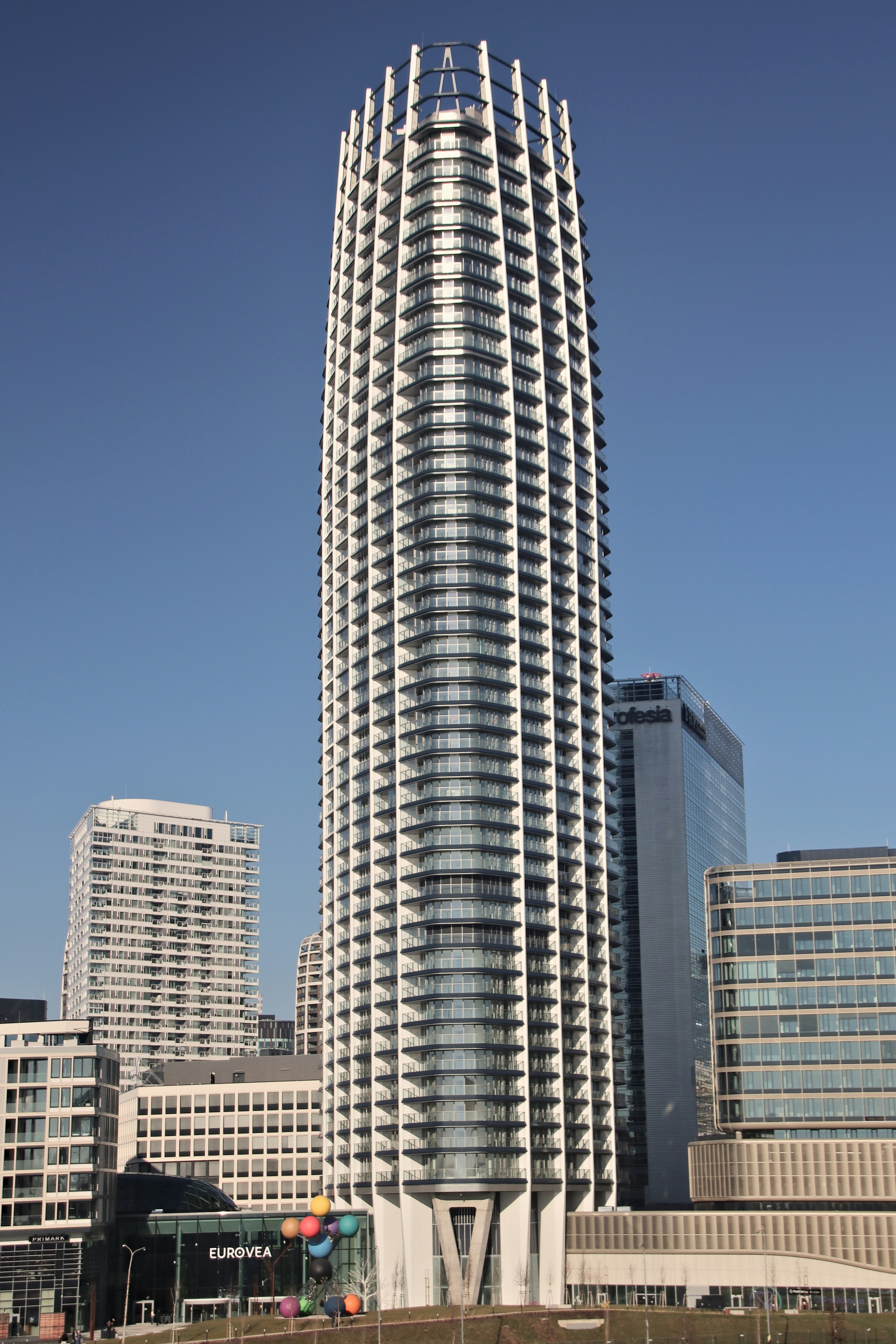 a very tall building in the middle of a city