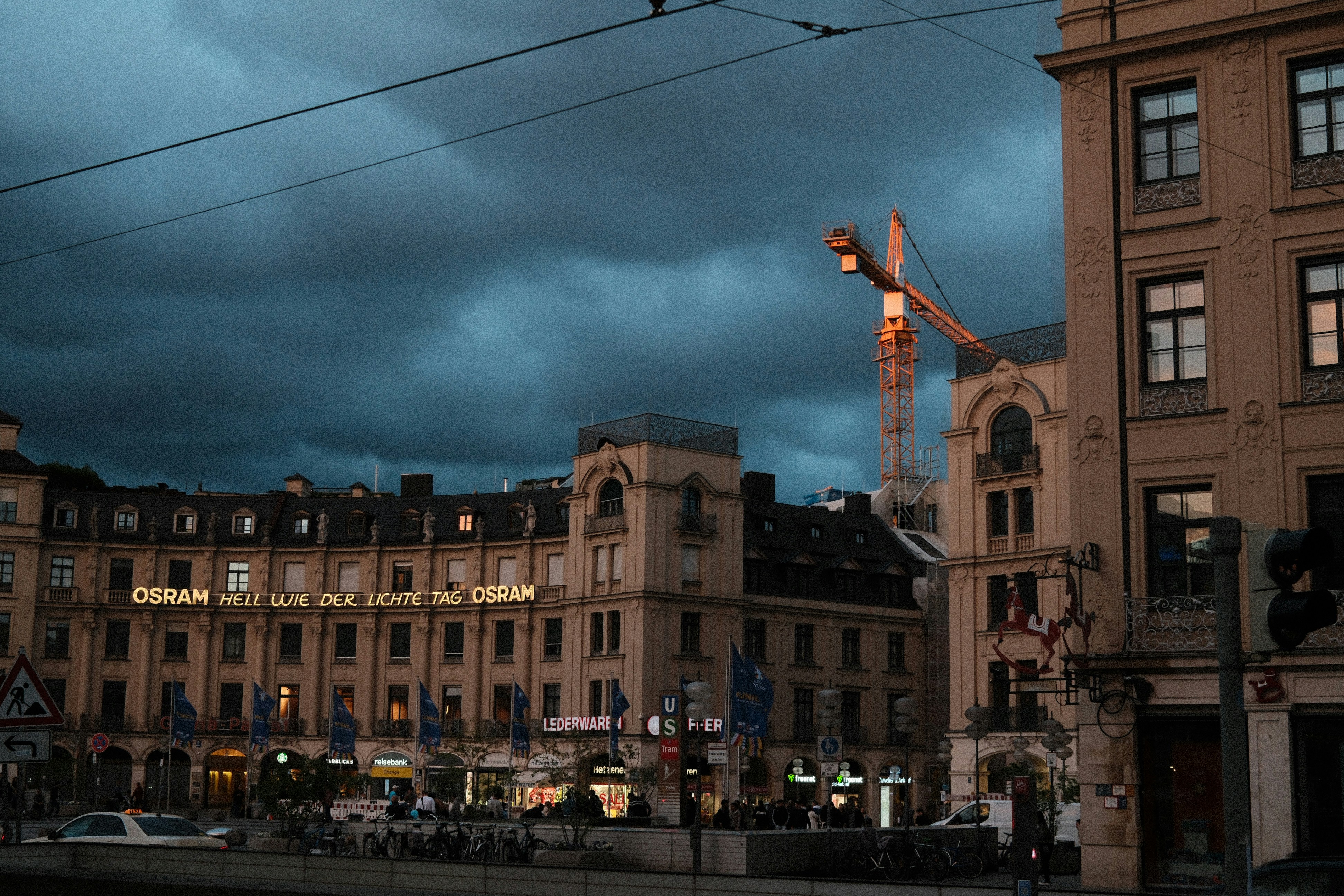 真ん中に信号機がある街の通り