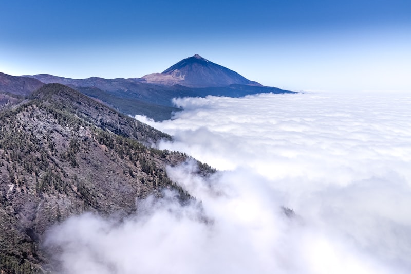 Una vista de la cima de una montaña en las nubes