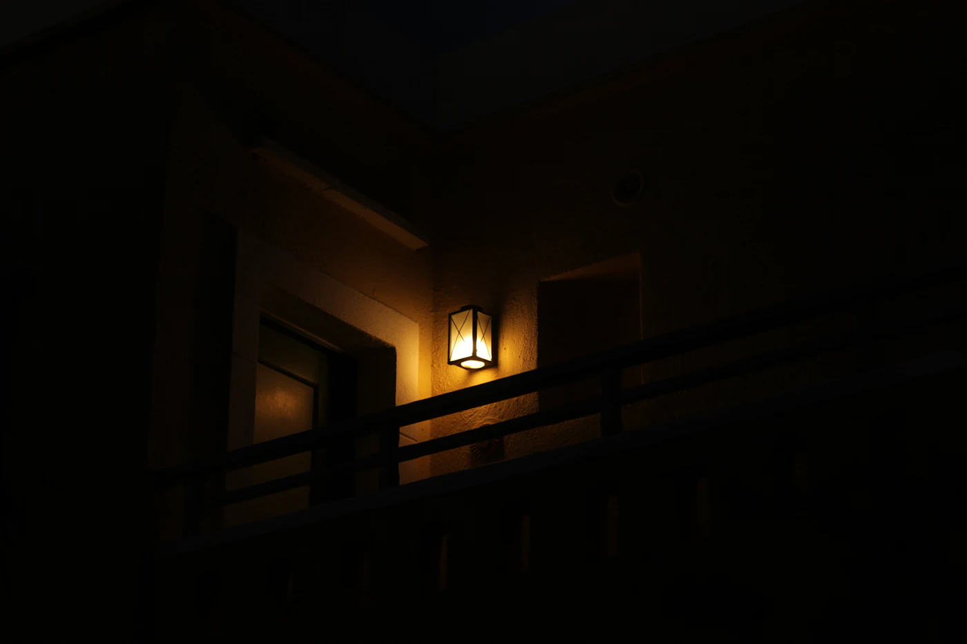 Enfilade voûtée d'une maison d'hôtes, lumière chaude