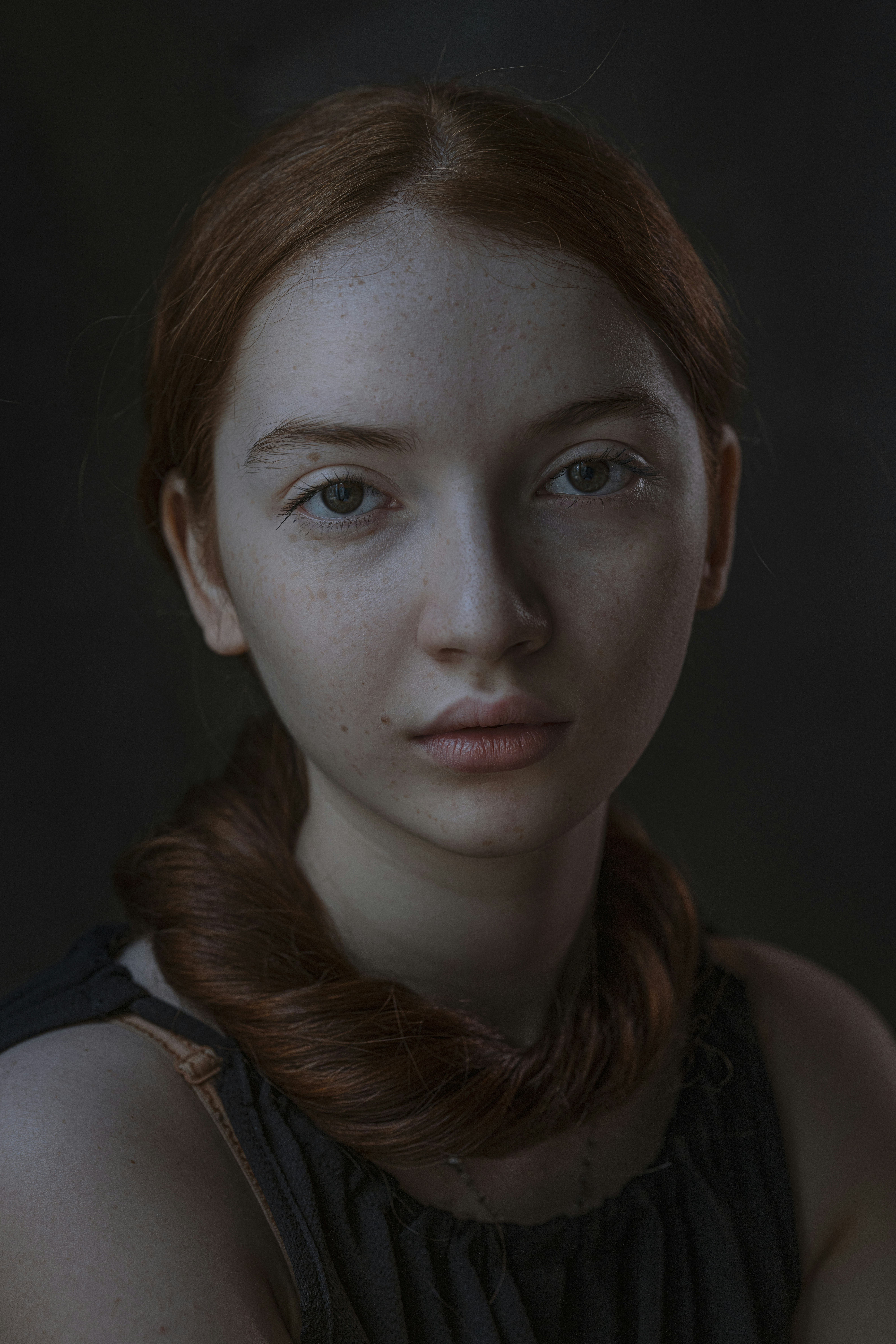 Una mujer pelirroja mira a la cámara