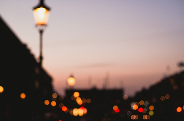 a blurry photo of a street light at night