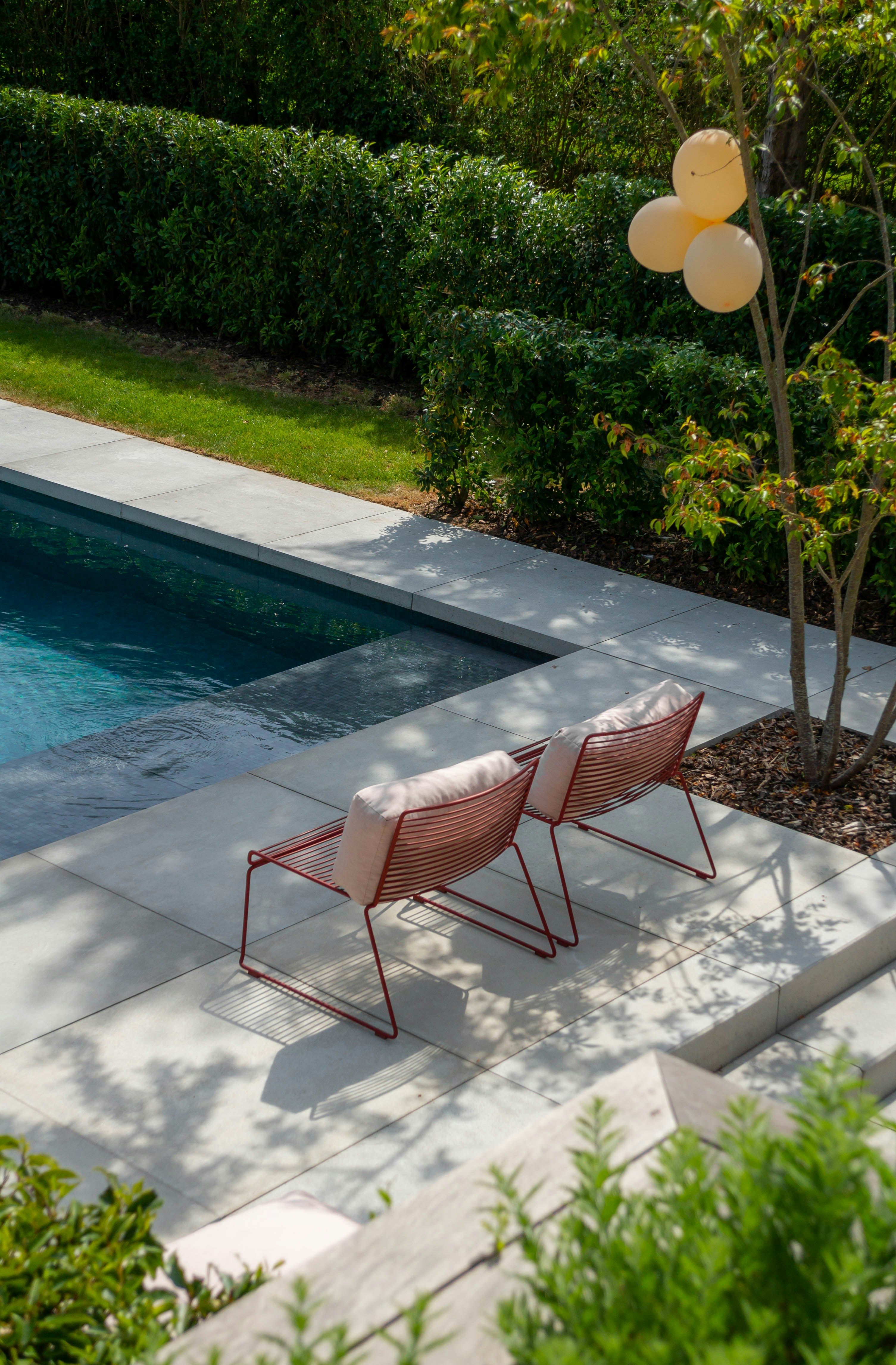 gray computer monitor