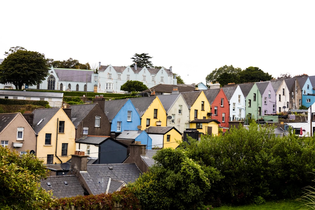 a bunch of houses that are next to each other, The must-have picture