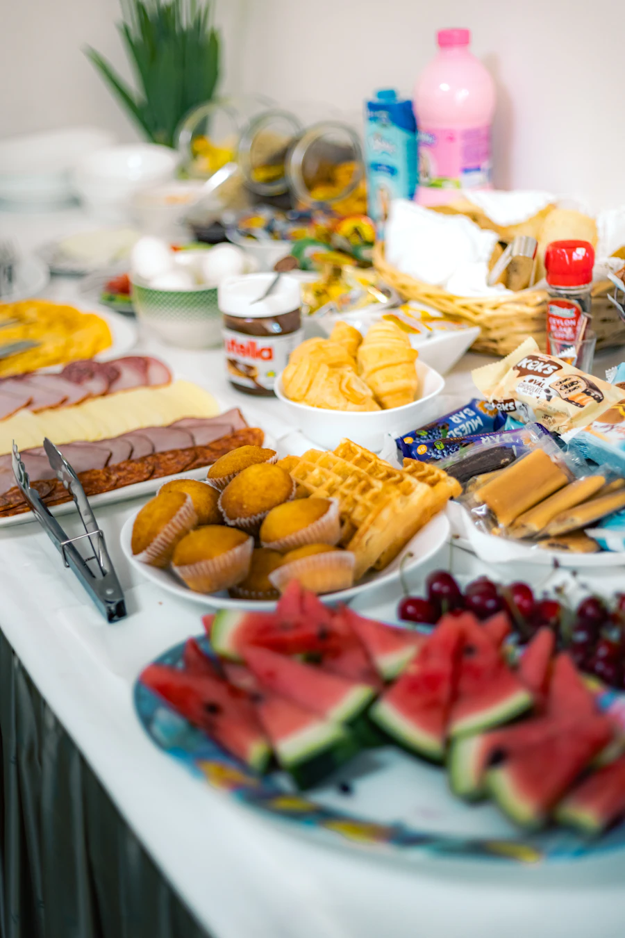 Masă plină cu preparate variate de brunch