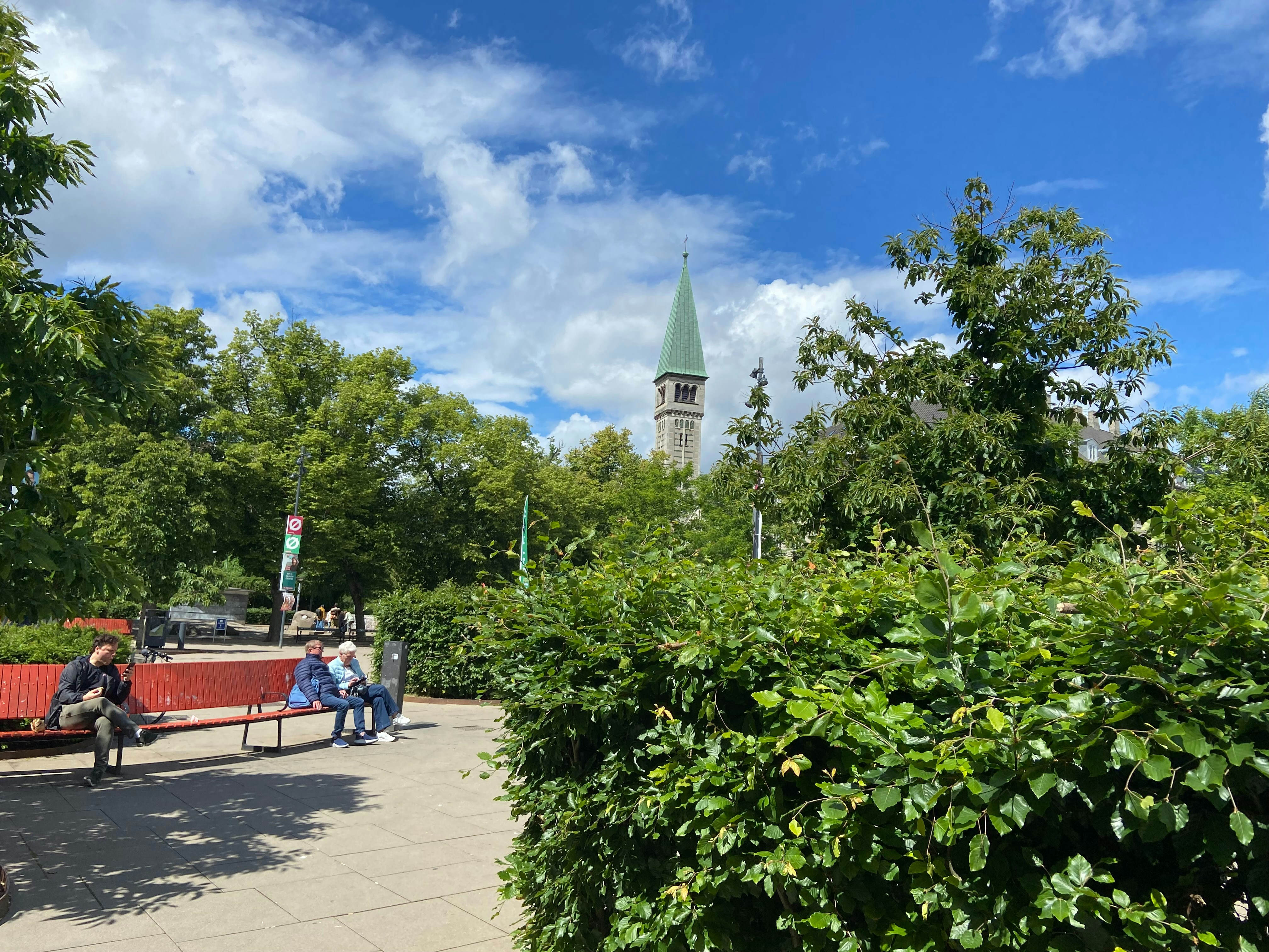 Jak zadbać o bezpieczeństwo sklepu internetowego? - a group of people sitting on top of a red bench