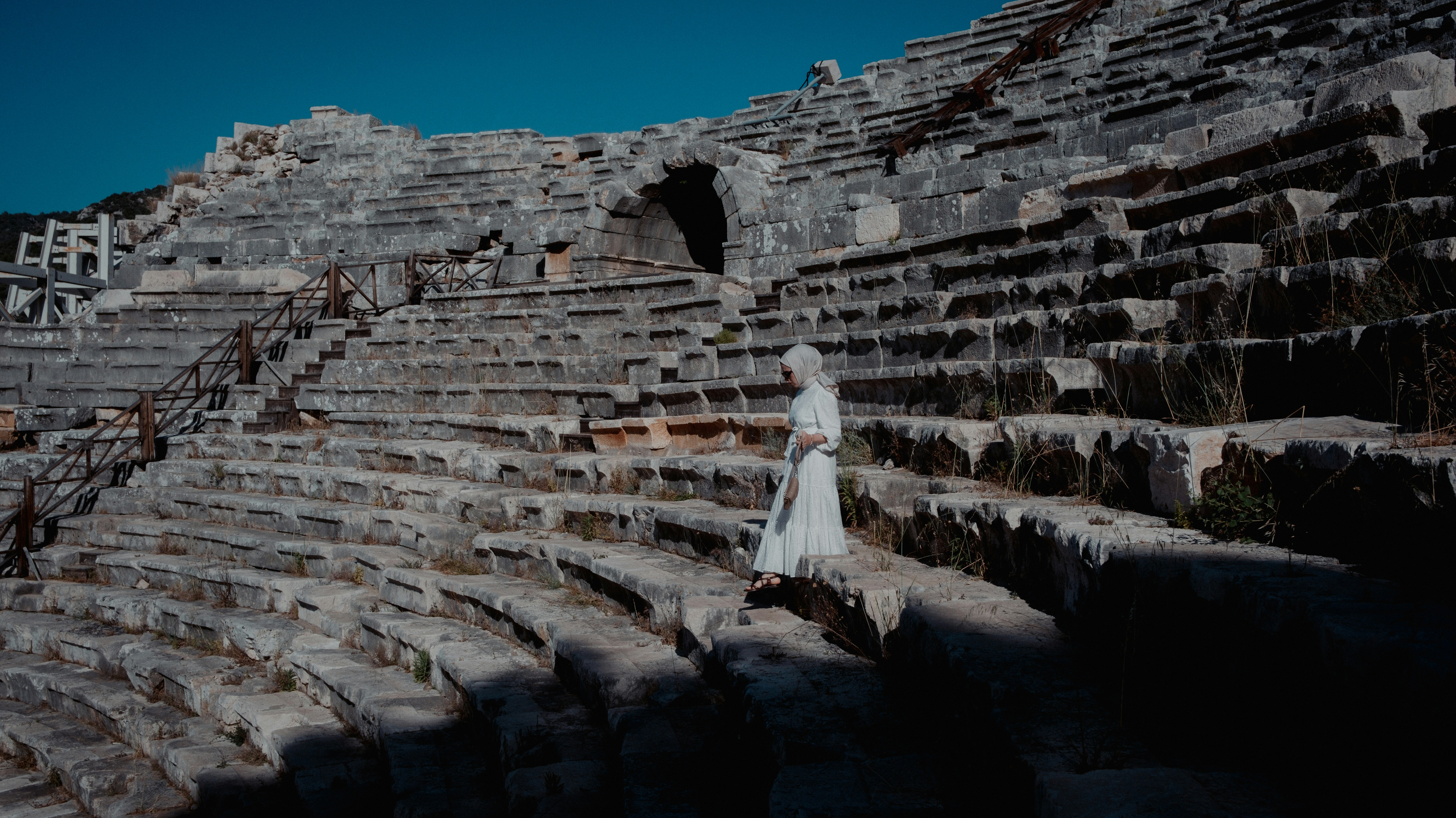 женщина в белом платье стоит на сцене