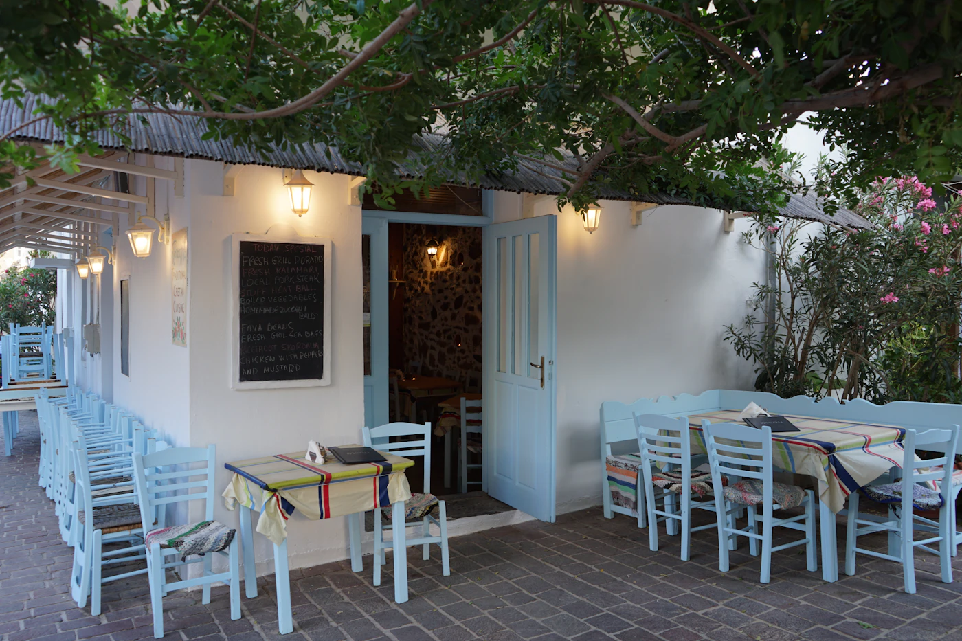 Trattoria con tavoli all'aperto