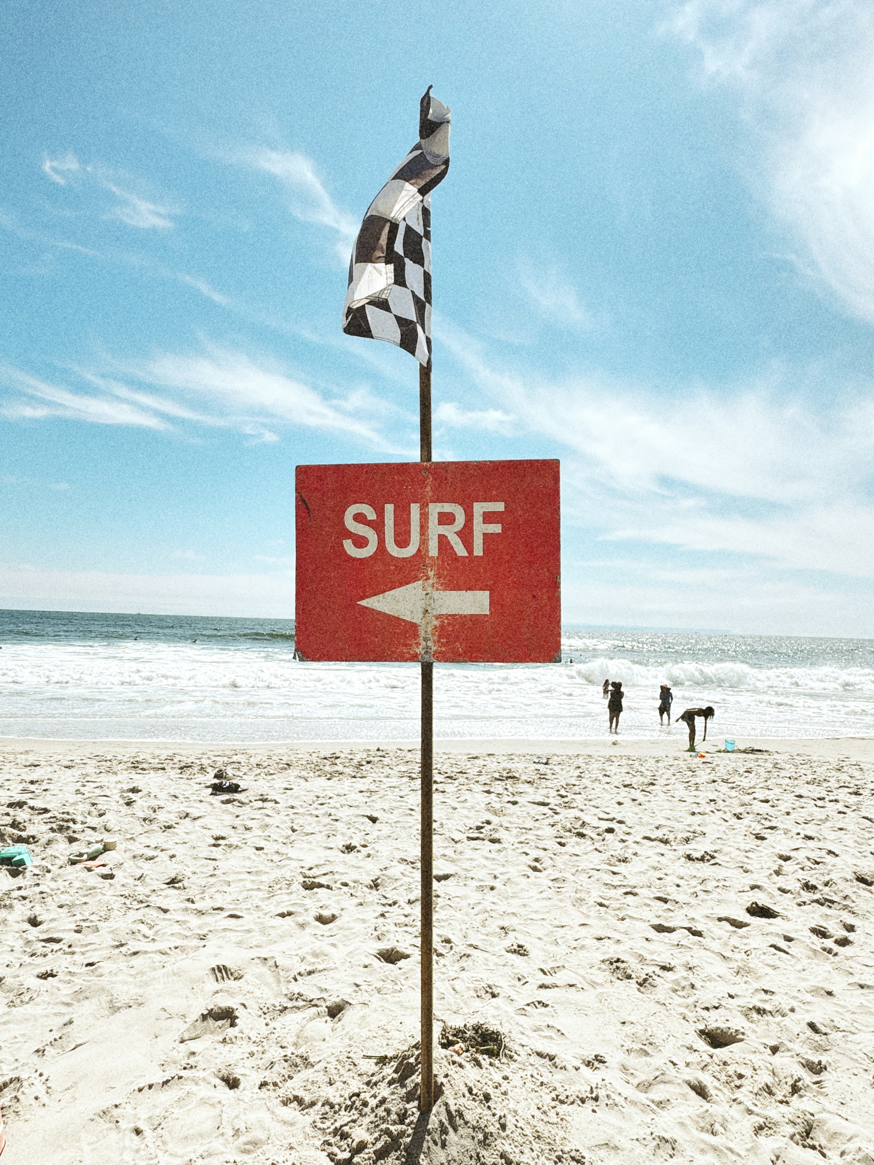 Un letrero en la playa que dice surf