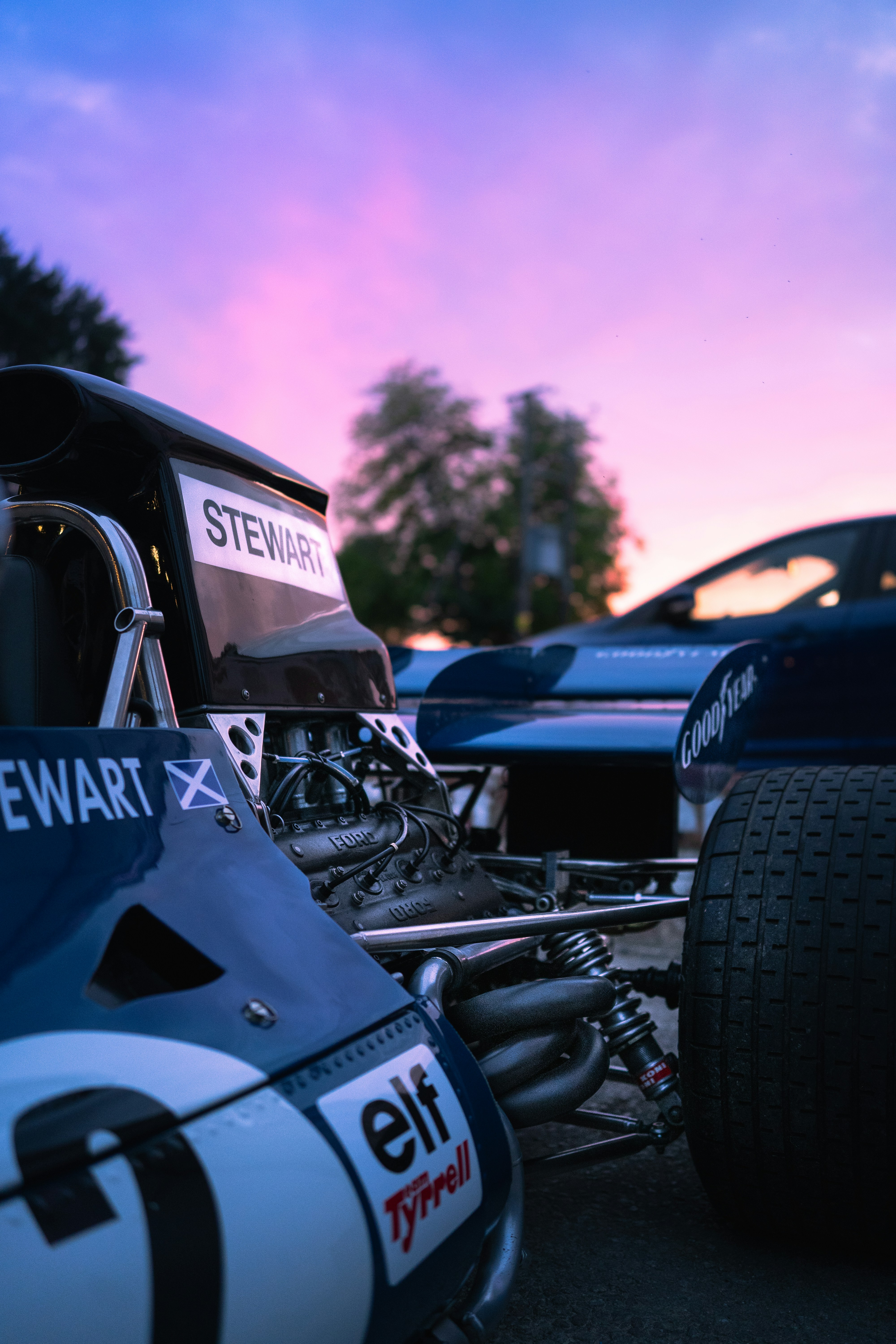 레이스 트랙에 있는 경주용 자동차의 클로즈업