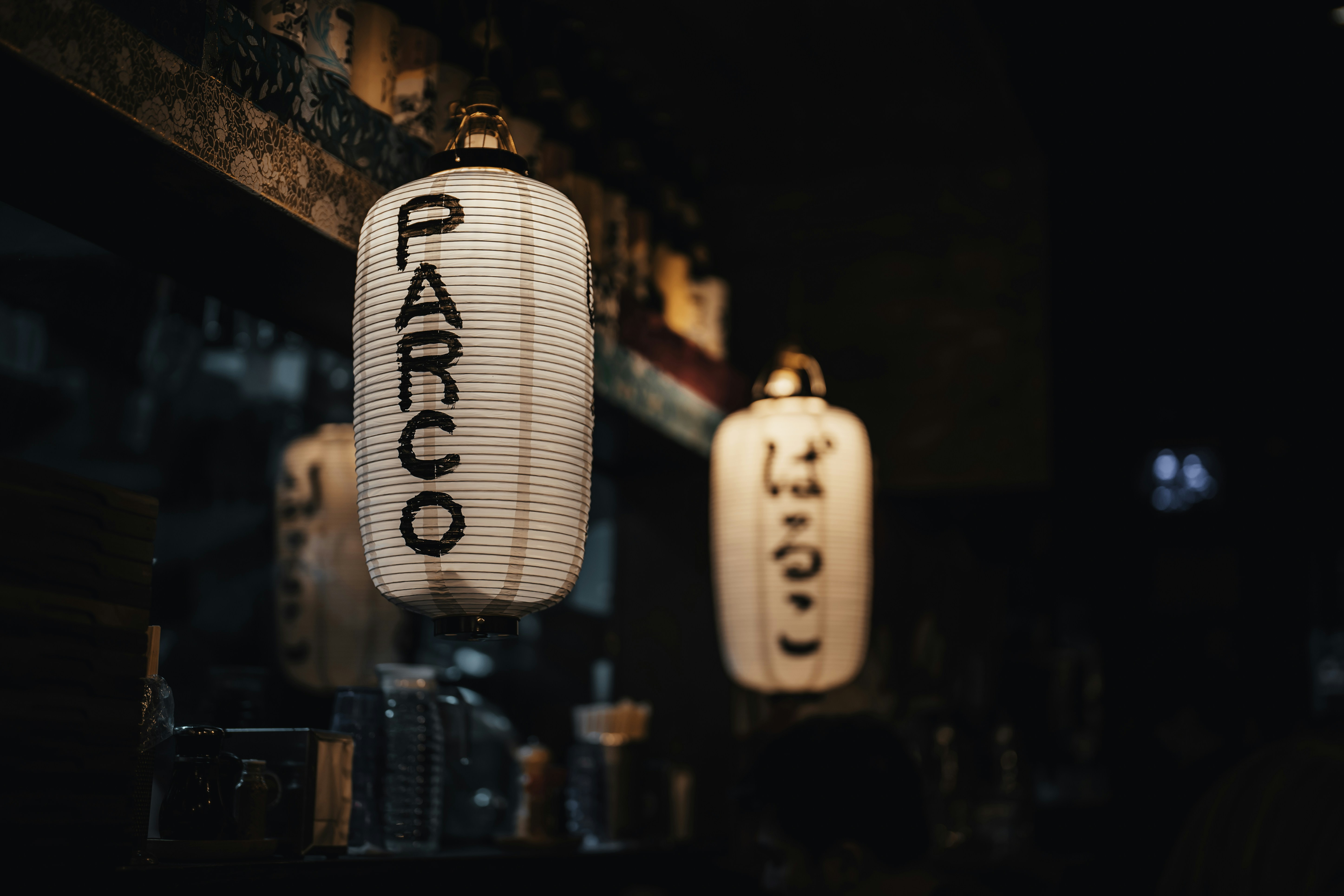 天井から吊るされた白い提灯