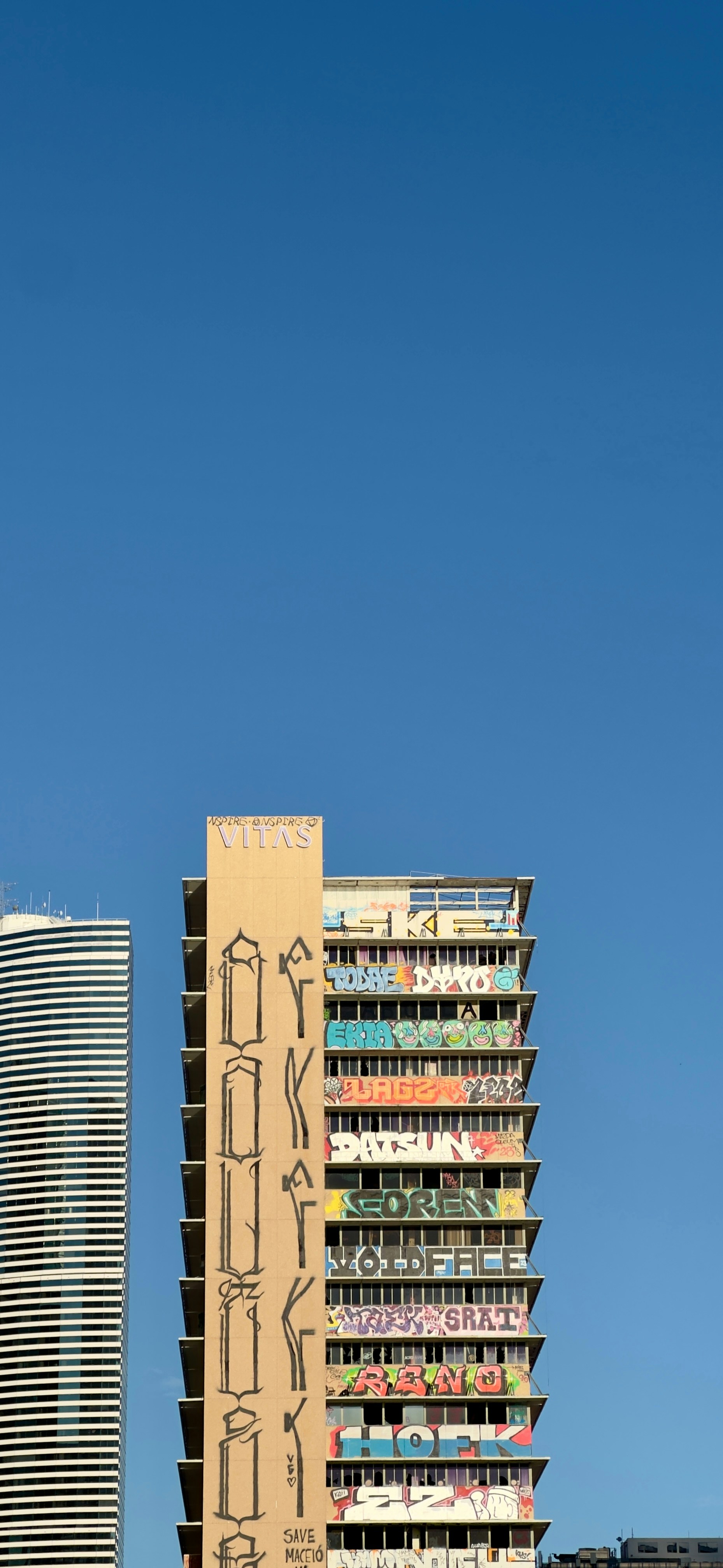 Un edificio alto al lado de un edificio muy alto