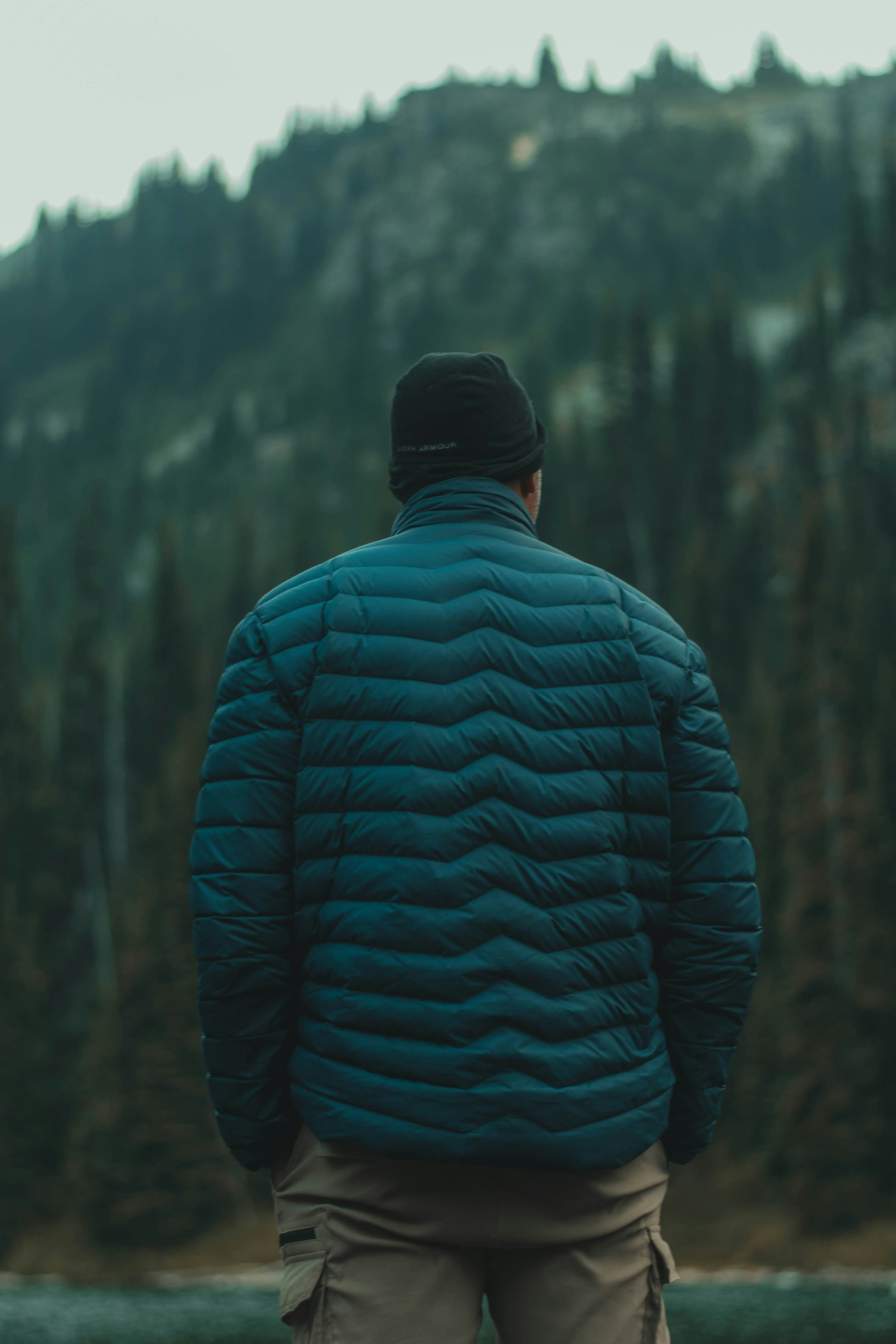 un hombre parado frente a una montaña