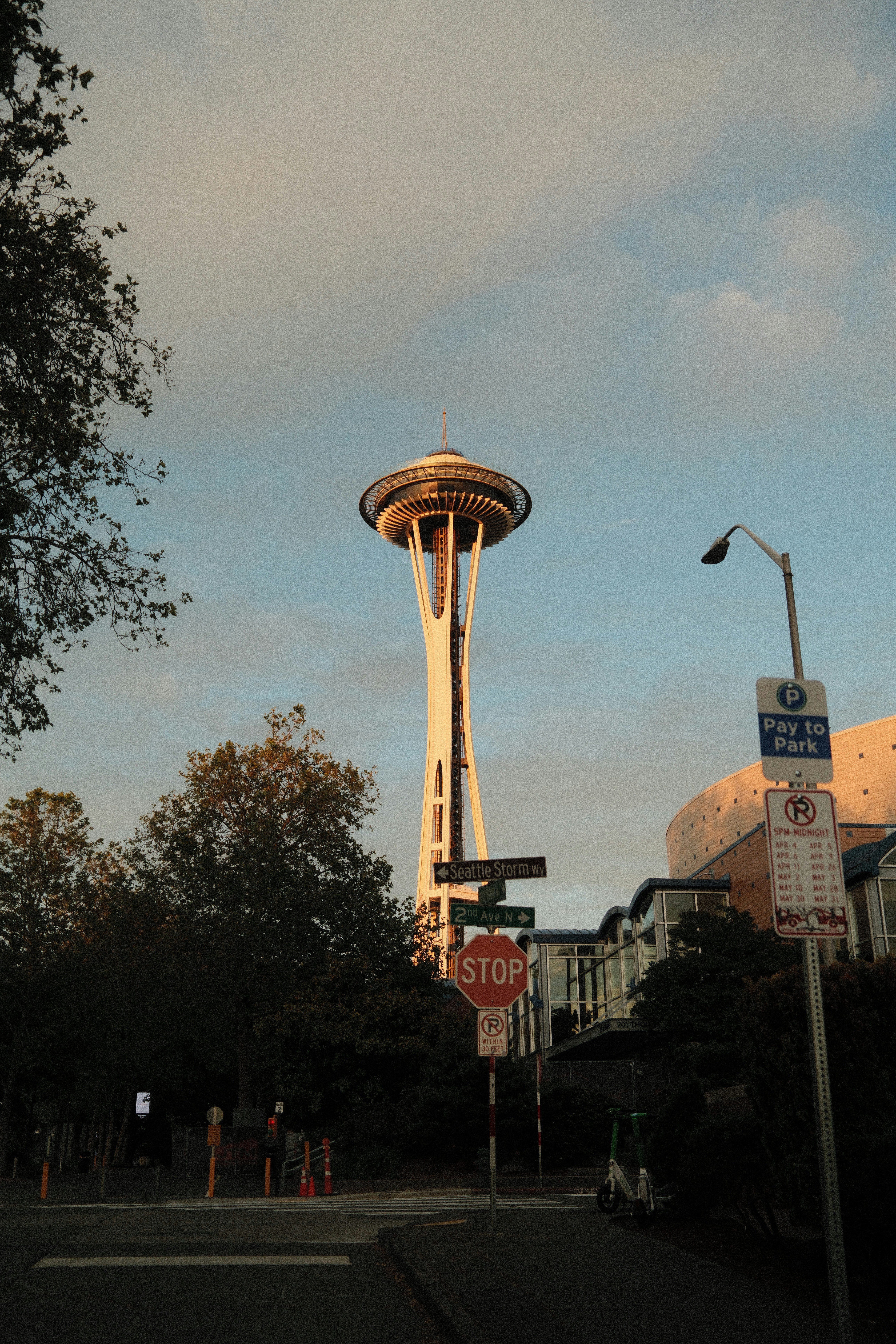 una torre alta con un reloj en la parte superior