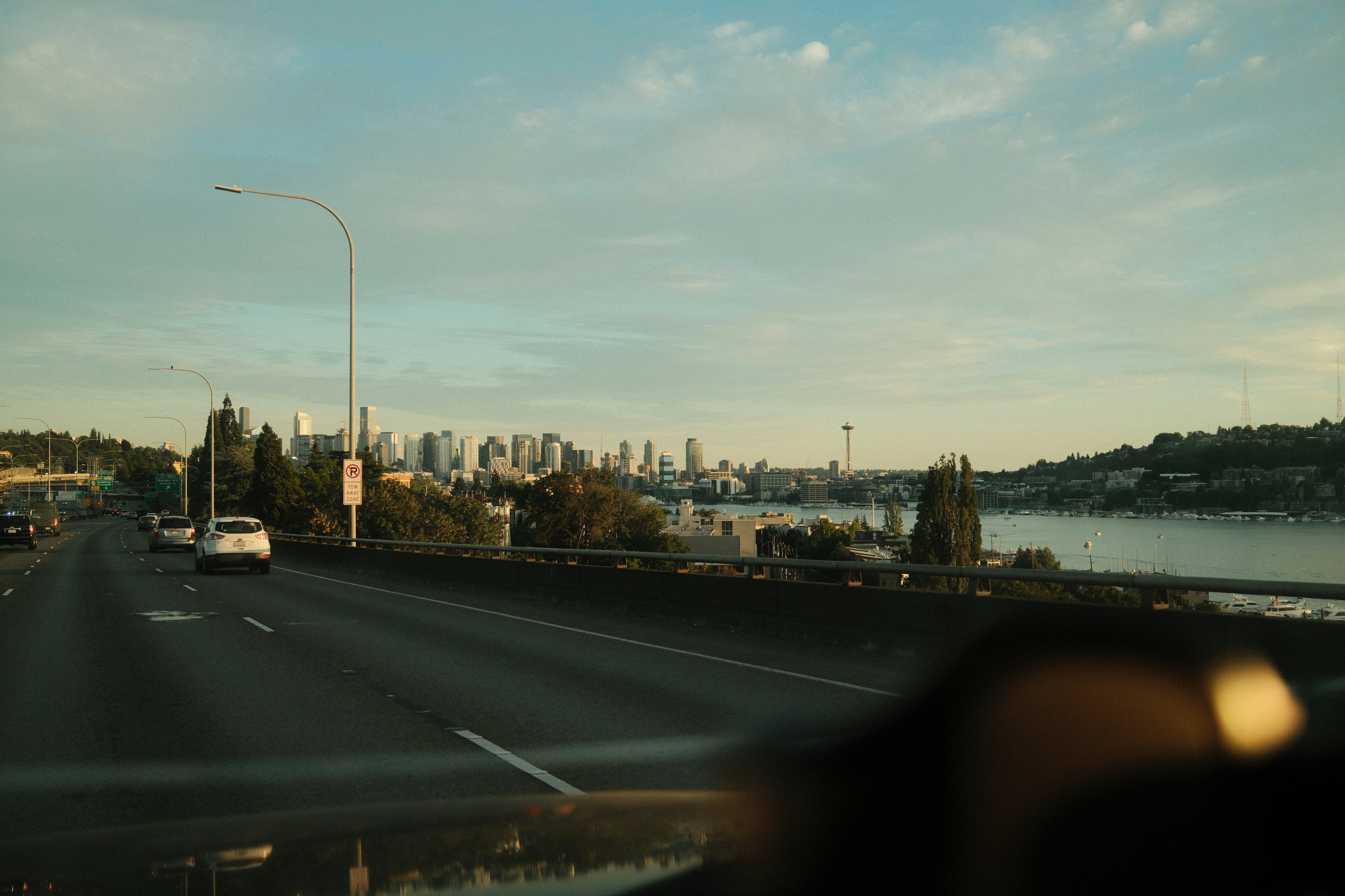 Una vista de una ciudad desde el interior de un coche