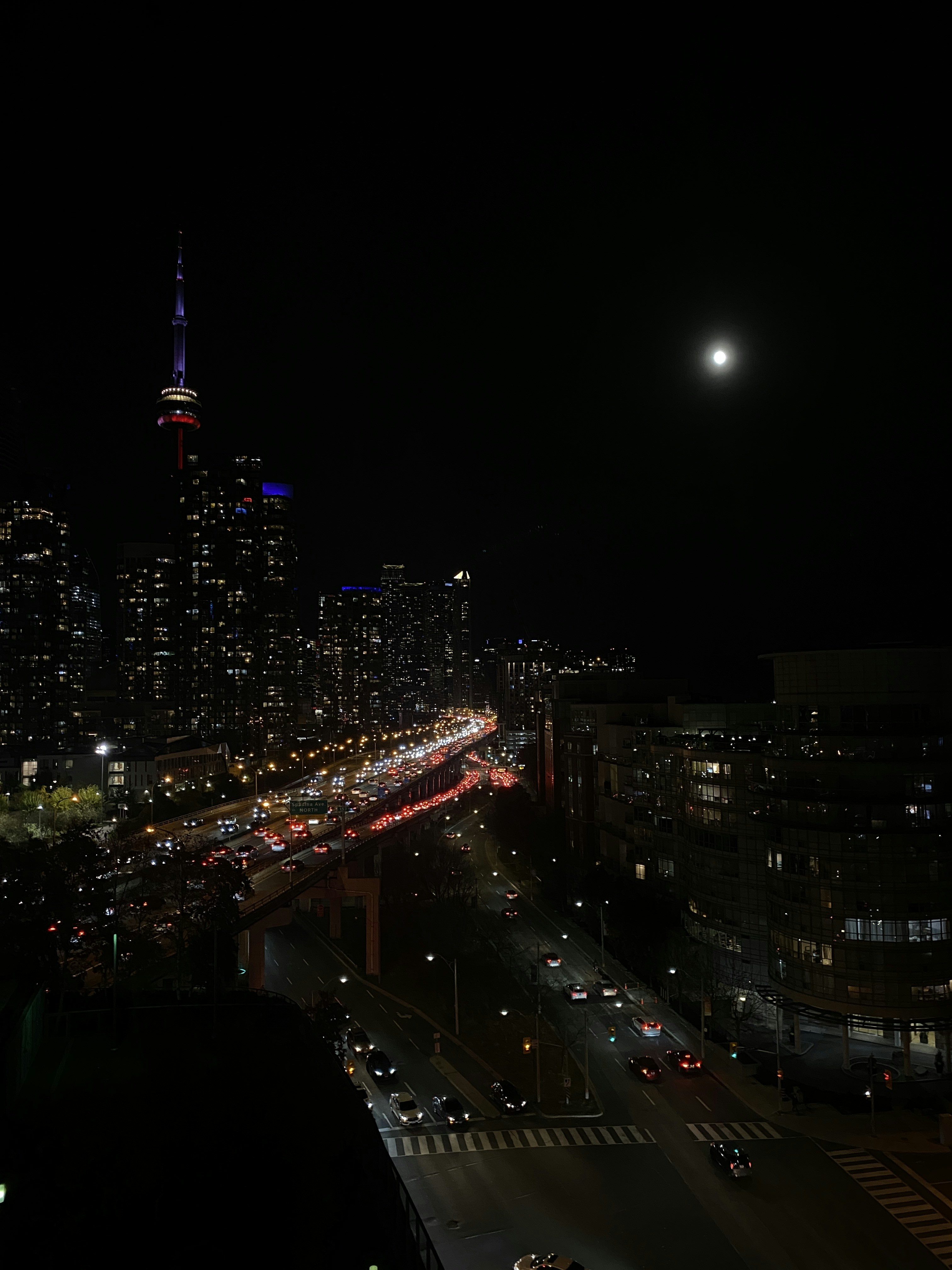 Una vista nocturna de una ciudad con mucho tráfico