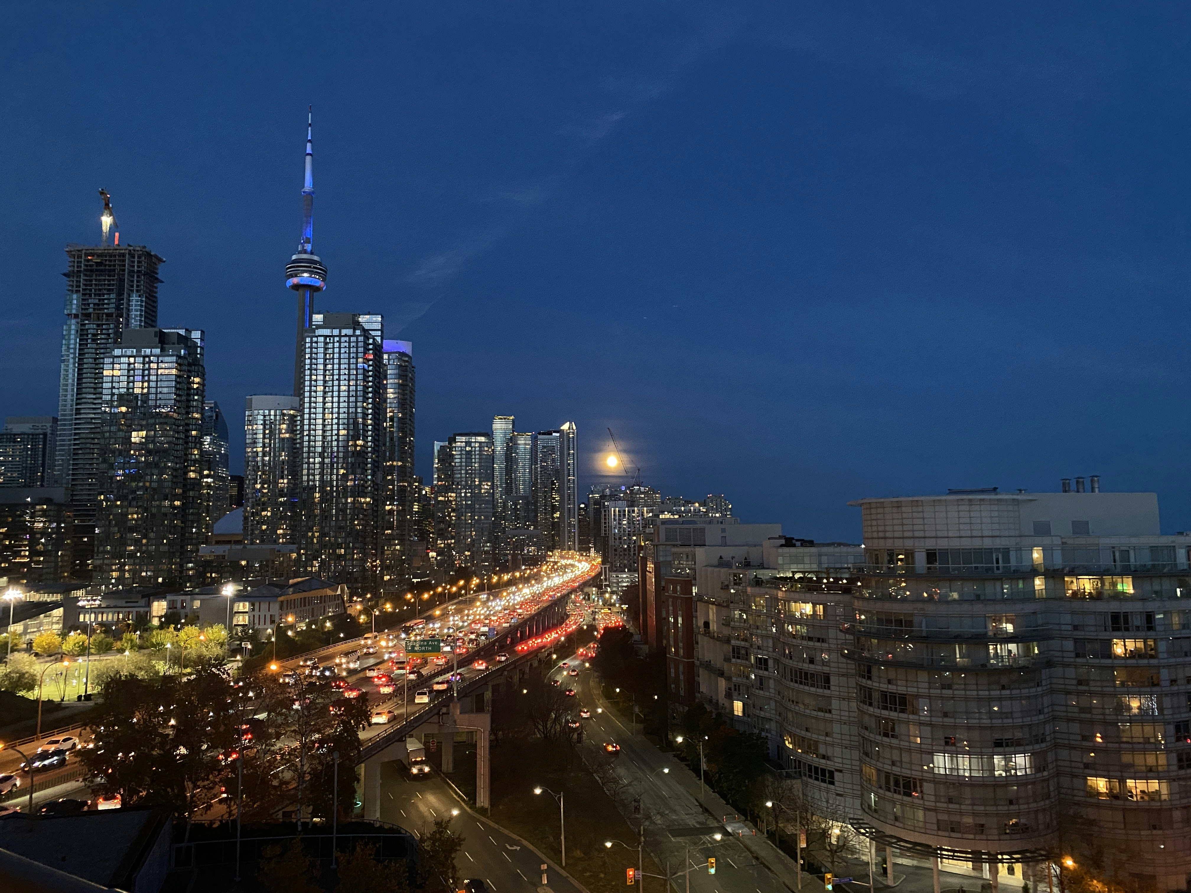 Una vista de una ciudad por la noche desde lo alto de un edificio