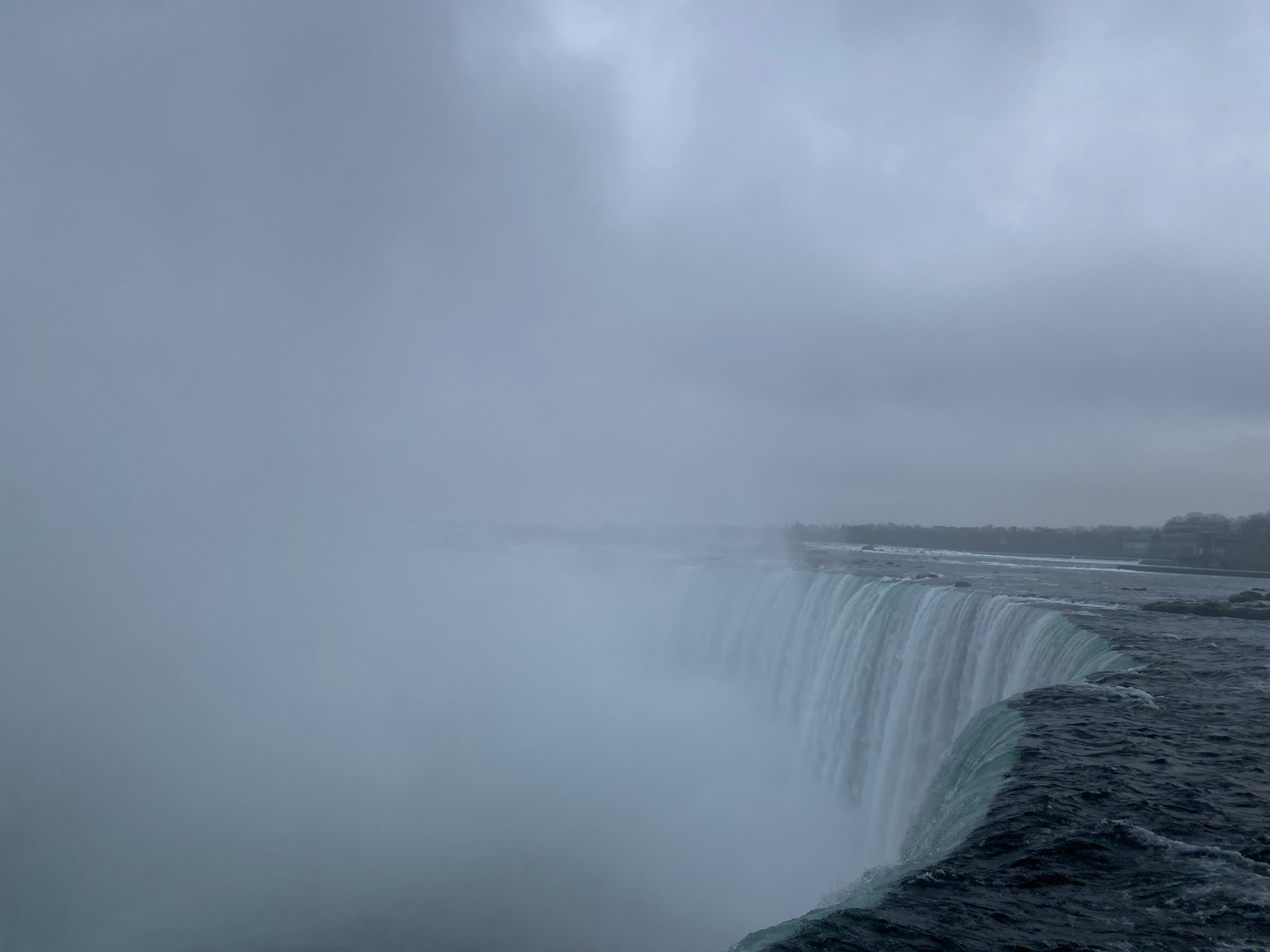 una gran cascada de la que sale agua