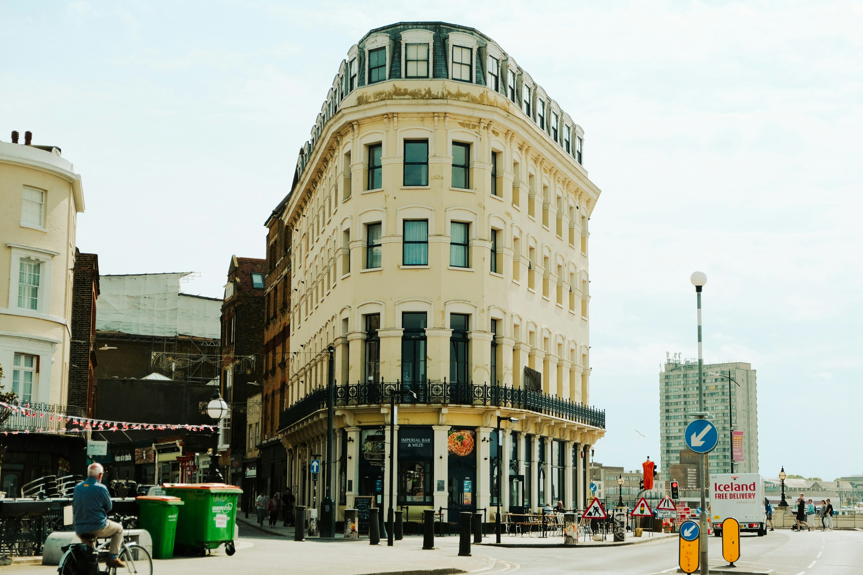 Un grand bâtiment au coin d’une rue de la ville photo – Image gratuite ...