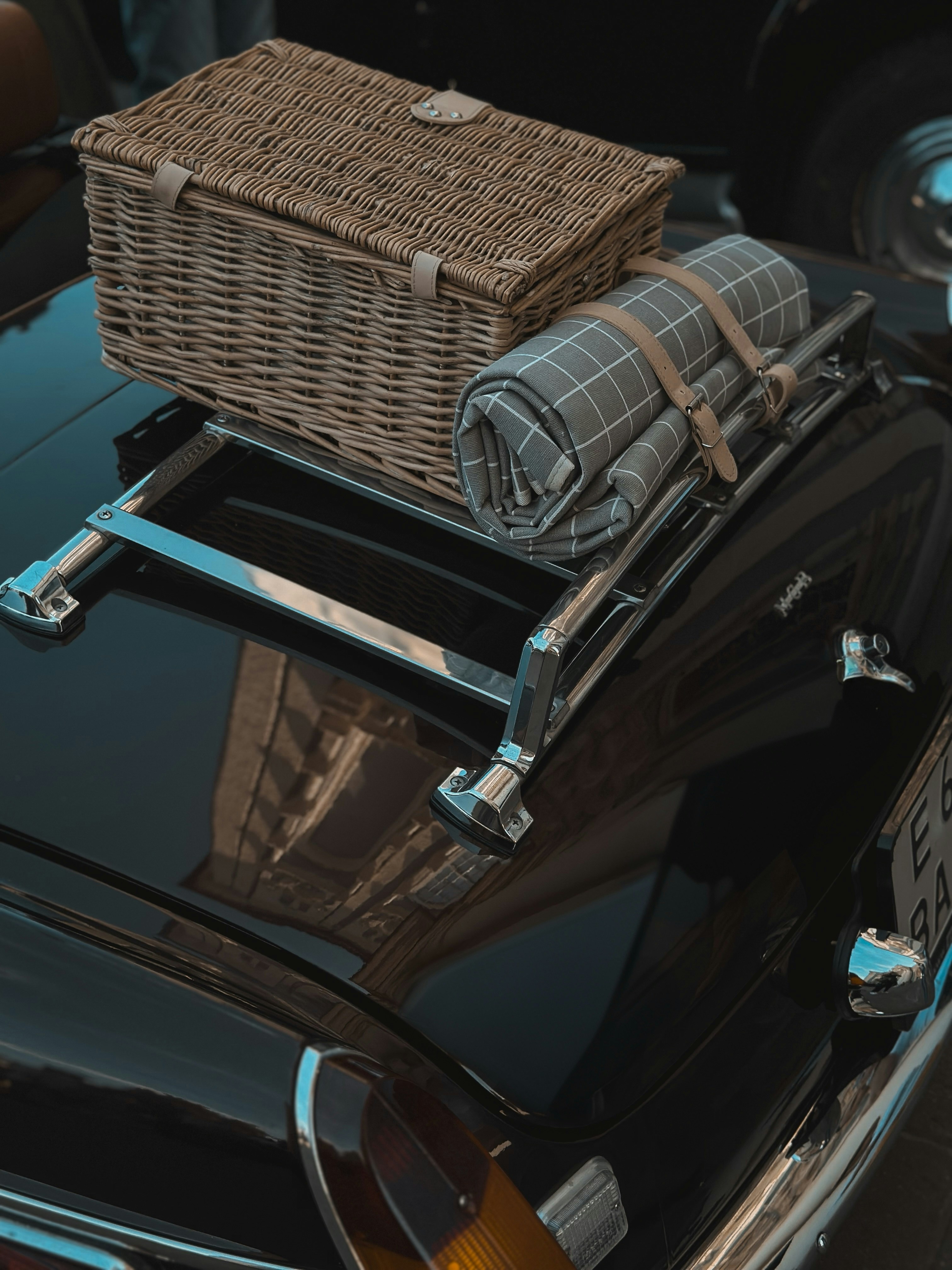 une voiture avec un panier sur le dessus