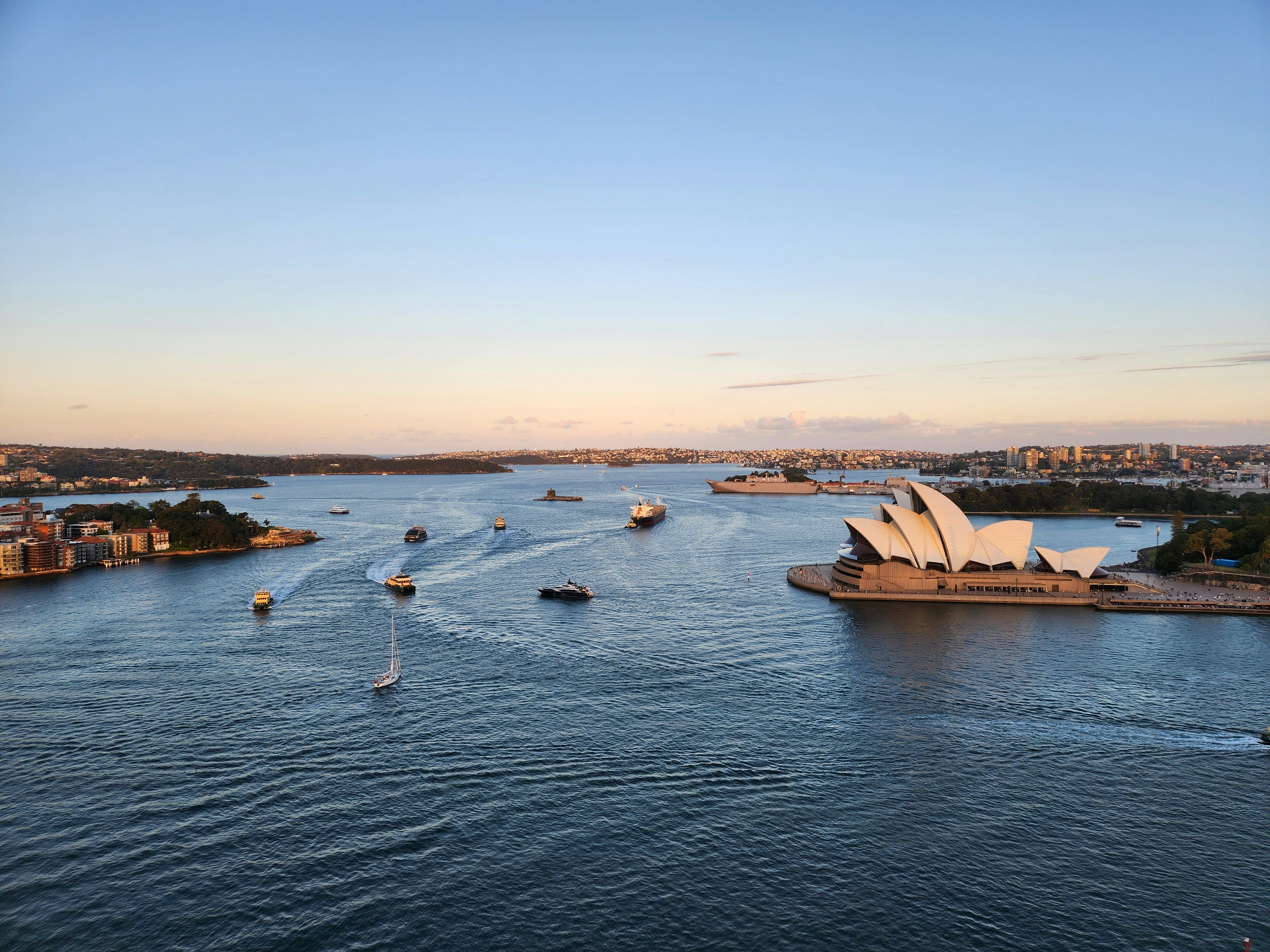 um grande corpo de água com barcos