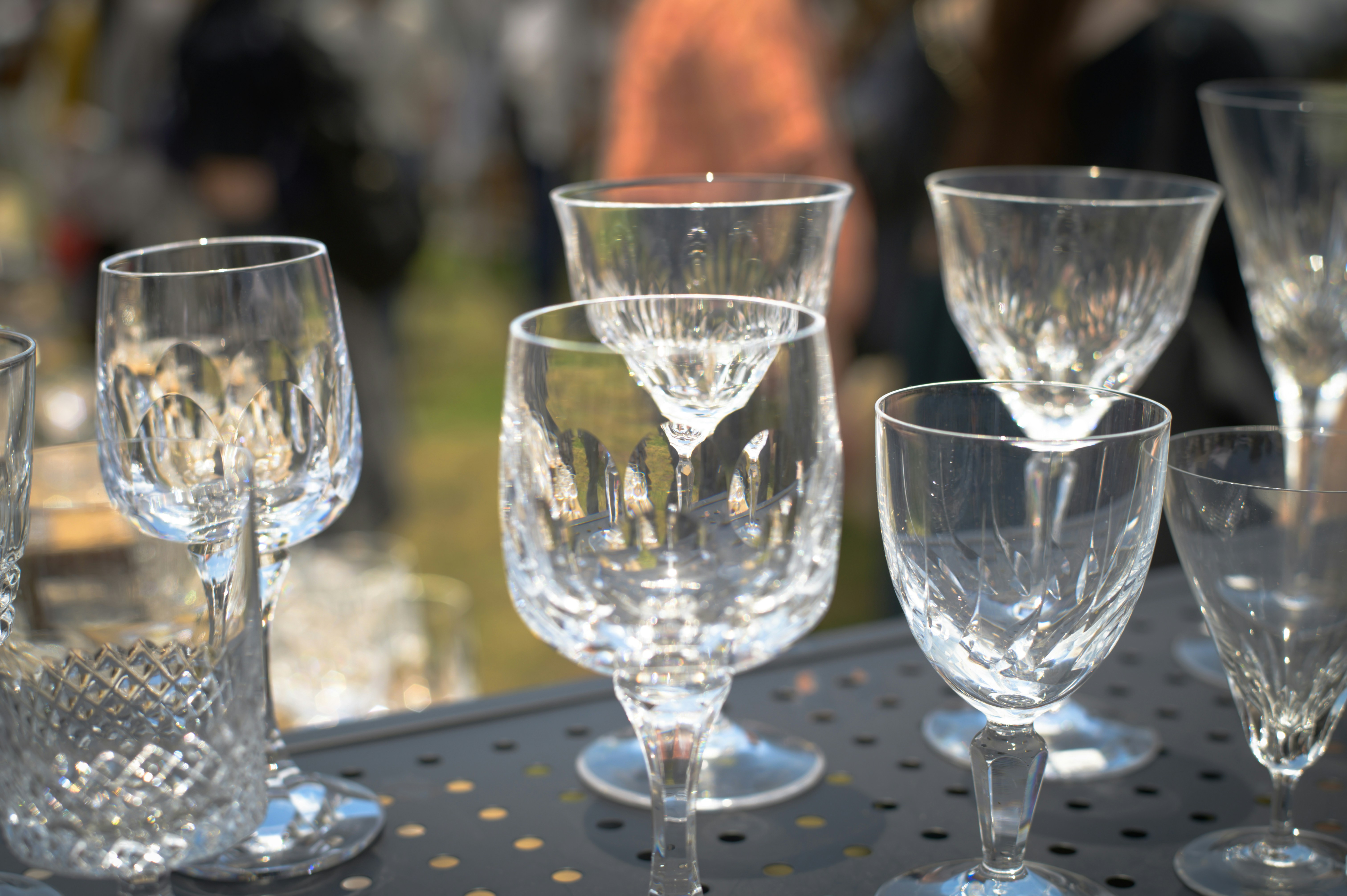 Verres à pied en cristal transparent alignés sur une table de banquet pour un service de vin lors d'un événement